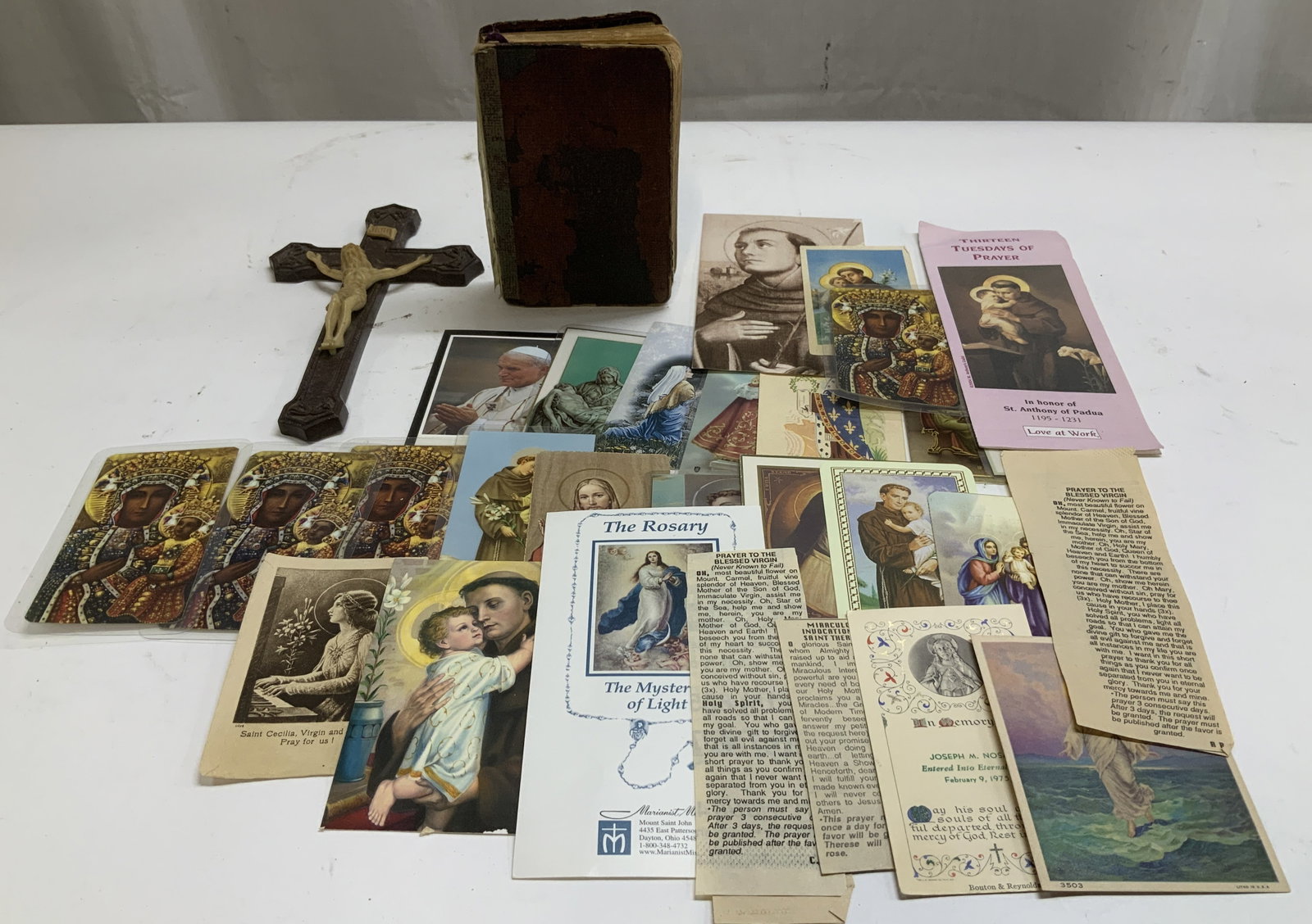 Lt 10 Wall Cross, Pilgrim Book & Holy Cards 1930s+: Lot includes, 1 wall cross, Modlitewnik Pielgrzyma (Pilgrims Prayer Book) by X. Ludwick Makulec (1935) & various holy cards. Lot is sold as is. Surface wear consistent to age, use & exposure. Measurem