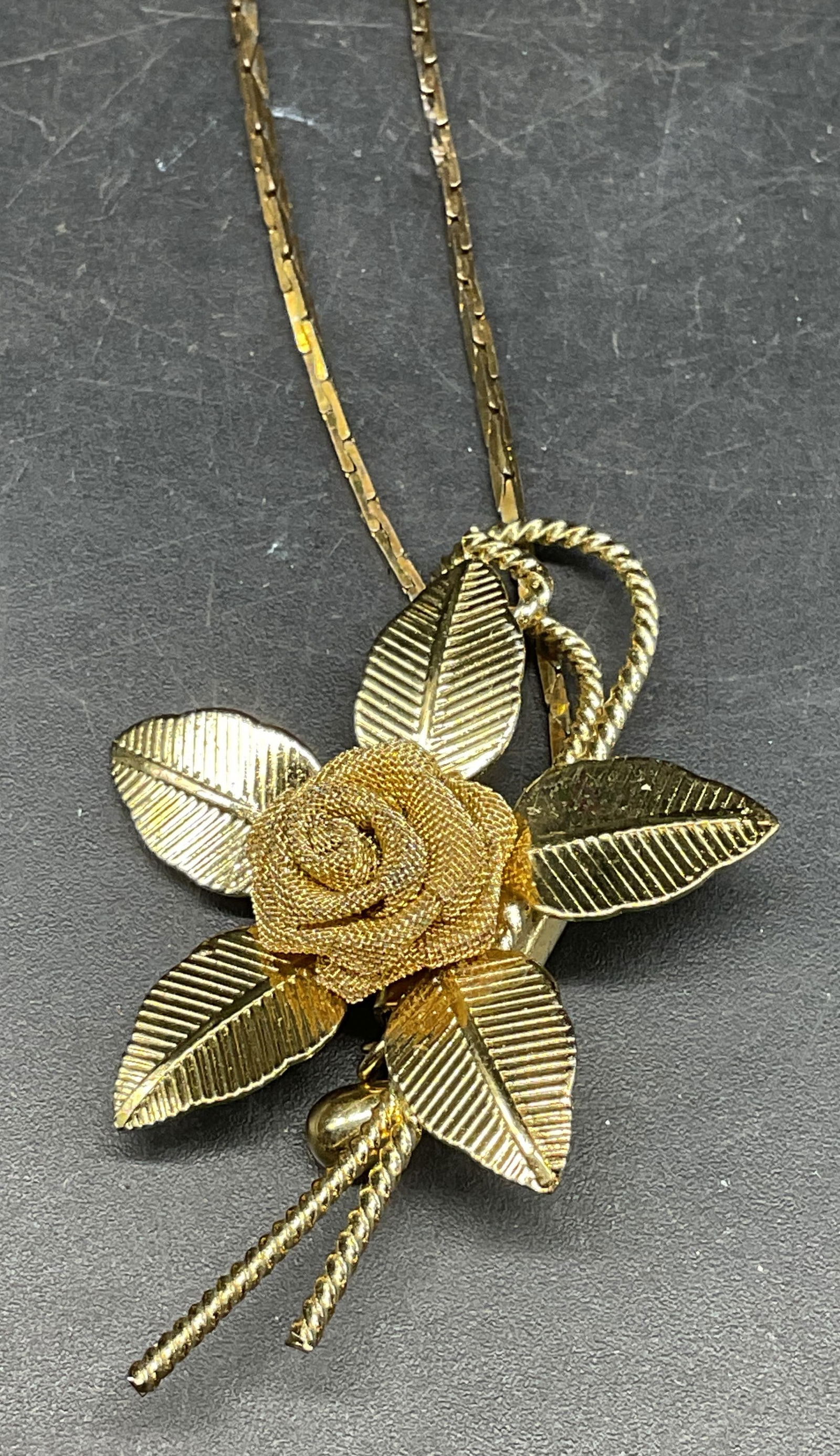 Vintage Gold Tone Flower Pendant Necklace (1 of 6)