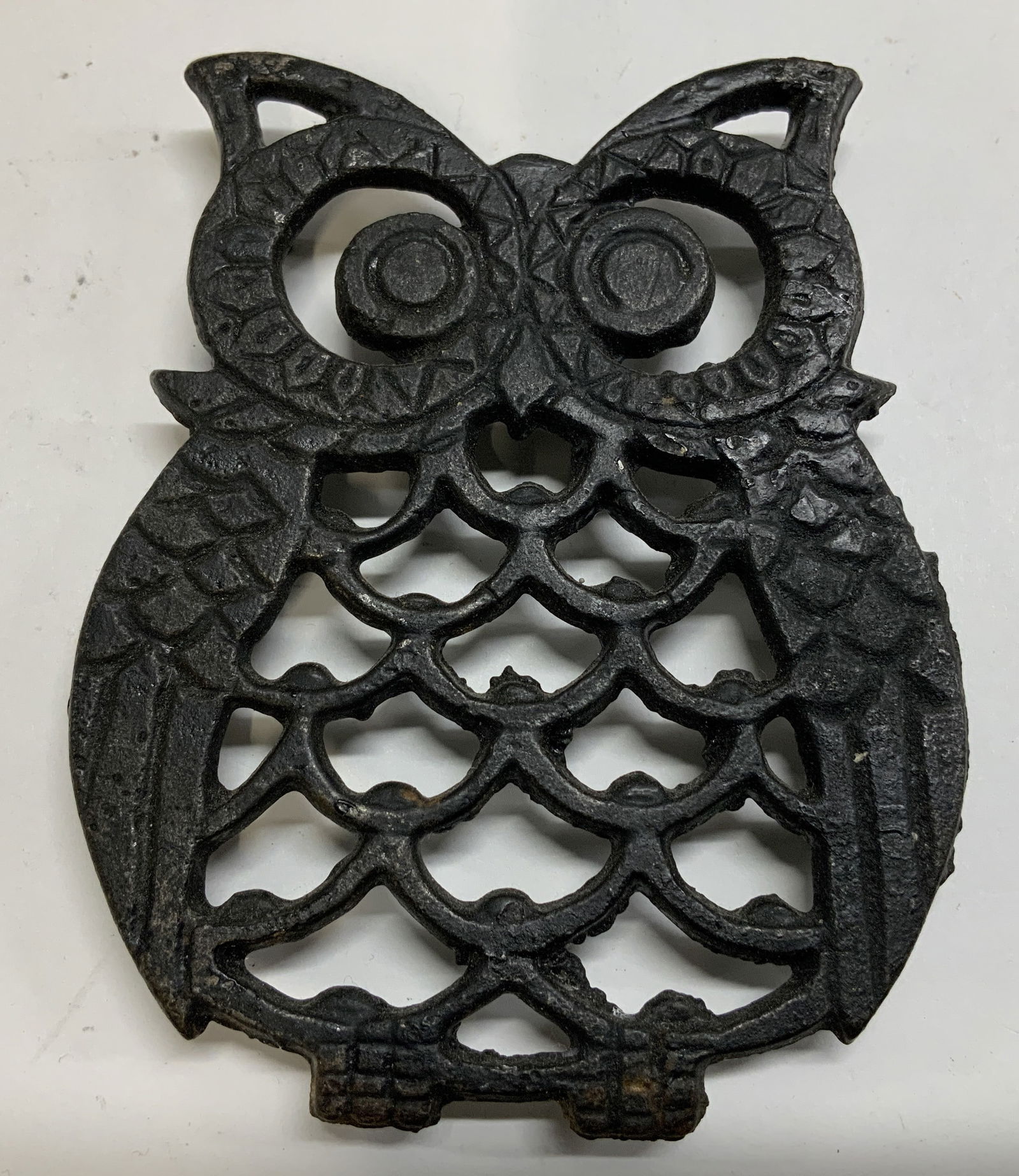 Vintage Cast Iron Owl Trivet 4in: Vintage cast iron trivet shaped like a standing owl. Openwork design. Black toned. Marked on underside. Reads, TAIWAN. Surface wear consistent to age, use & exposure. Measurements: 4in x width