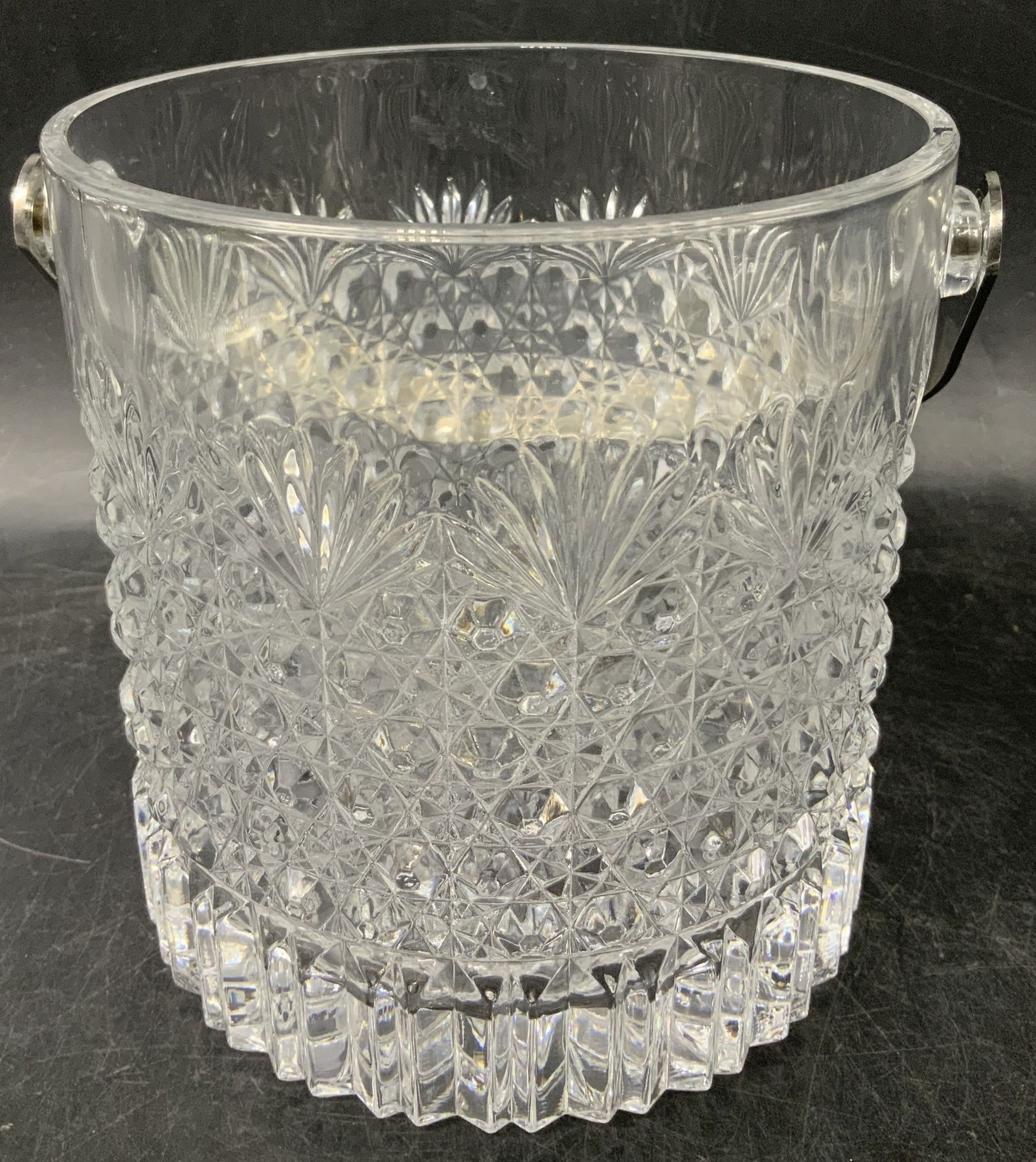 Vtg Hoya Clear Crystal Ice Bucket: Vintage crystal ice bucket features intricate geometric patterns & stainless steel handle. Signed & marked. Reads, HOYA STAINLESS STEEL. Surface wear consistent to age, use & exposure.