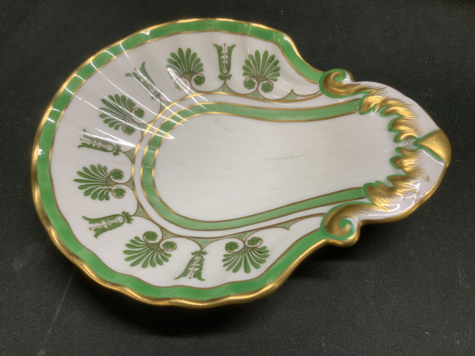 Vtg Richard Ginori Porc Gilt Scalloped Dish: Vintage Richard Ginori porcelain dish features a scalloped edge, heavy gilt accents & green motifs. Signed & marked on underside. Reads, C.I.G.A. RICHARD GINORI. Surface wear consistent to age,