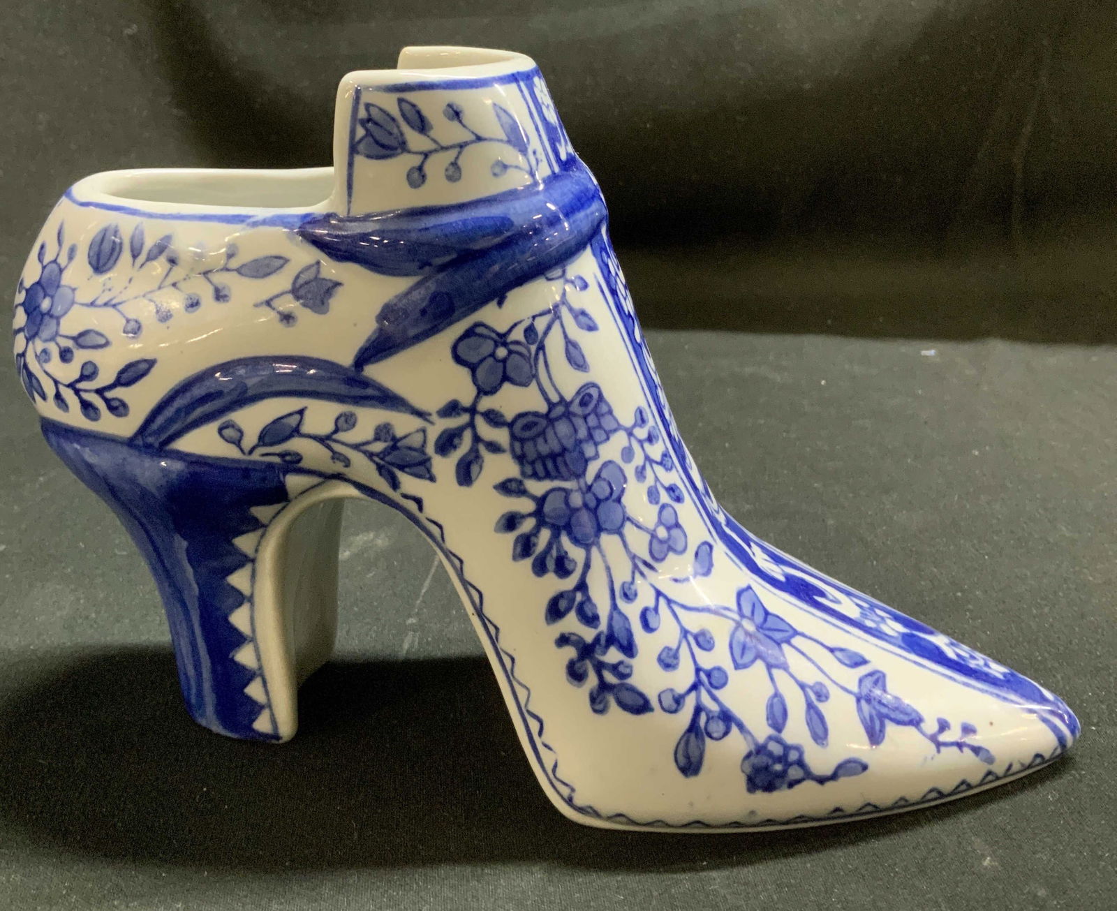 Vtg Delft Blue Style Porcelain Shoe Vessel: Vintage porcelain shoe vessel features a delft blue style with floral accents. Opening at top. No visible signature or markings. Surface wear consistent to age, use & exposure. Measurements: