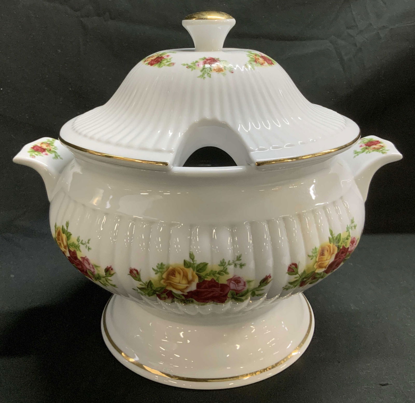 1962 Royal Albert Old Country Roses Tureen: 1962 Royal Albert Old Country Roses tureen features vibrant floral motifs & gilt accents. Pedestal base & lid with a grove. Signed & marked on underside. Reads, OLD COUNTRY ROSES. 1962 ROYAL