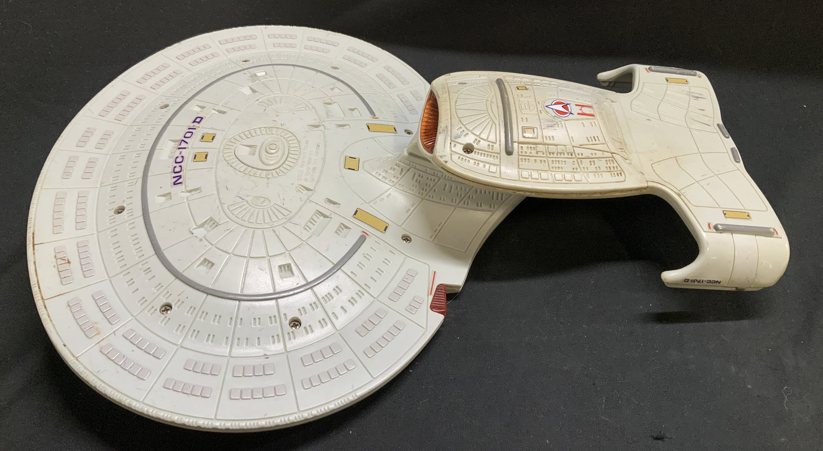 1992 Playmates Star Trek USS Enterprise Toy: 1992 Playmates Star Trek USS Enterprise NCC-1701-D electronic toy. Plastic material & features various stickers. Has not been tested for function. Lot is sold as is. Signed & marked. Reads, 1992 PARAM