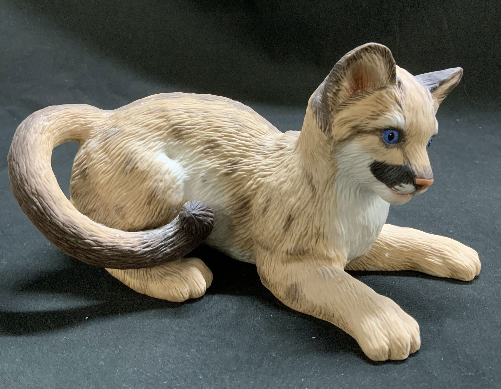 1991 Lenox Smithsonian Panther Club Figurine: 1991 Lenox Smithsonian Institution figurine depicts a panther club with blue eyes. Porcelain material. Signed & marked on underside. Reads, FLORIDA PANTHER CLUB. LENOX. SMITHSONIAN INSTITUTION.
