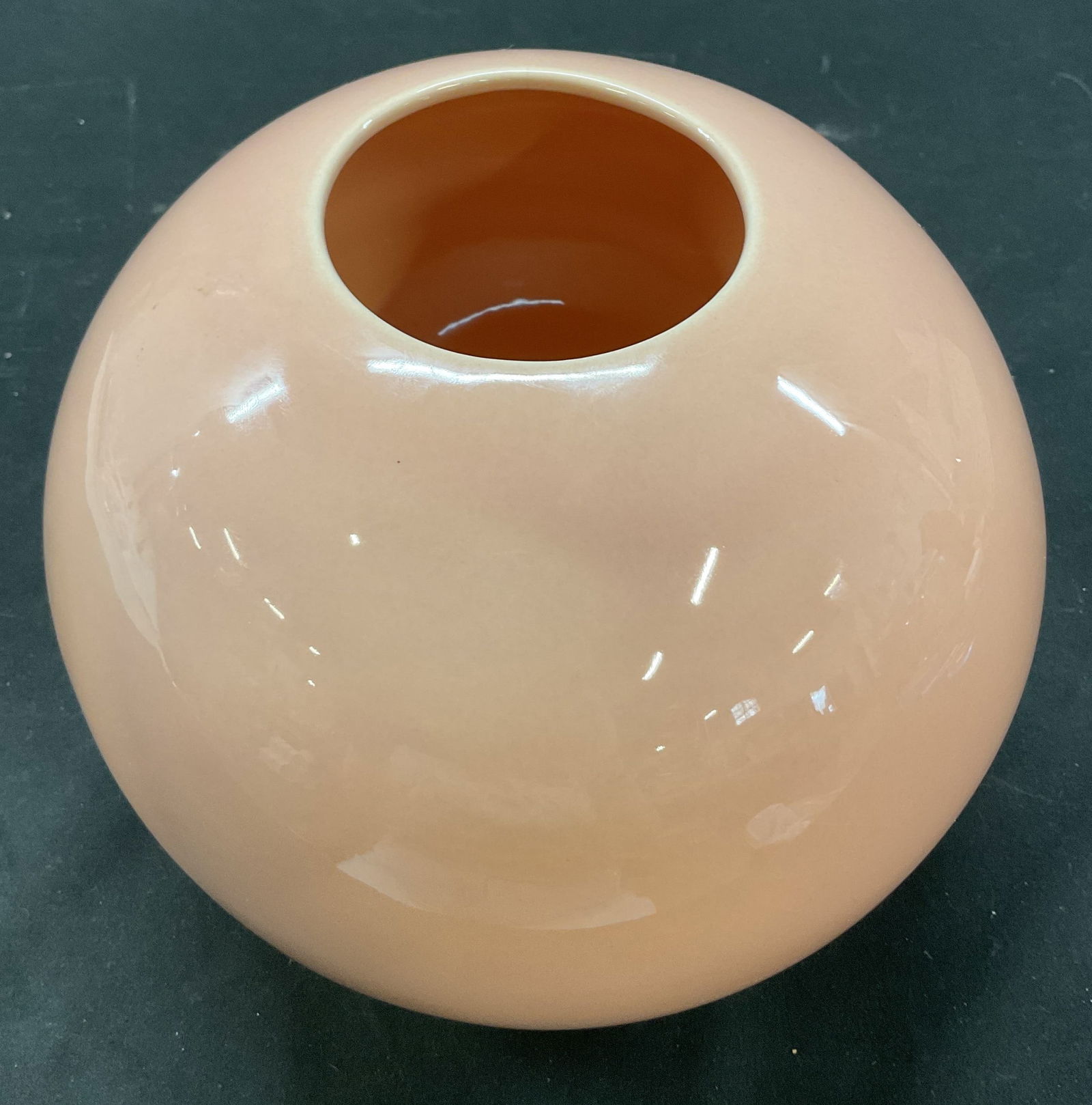 1986 Haeger Pottery Peach Round Ball Vase USA: Haeger pottery ceramic peach round ball vase. Marked on underside, reads Haeger American Made. Produced 1986. Spherical shape with a peach glossy finish. Measures ht approx 7 inches diam approx 9 inch