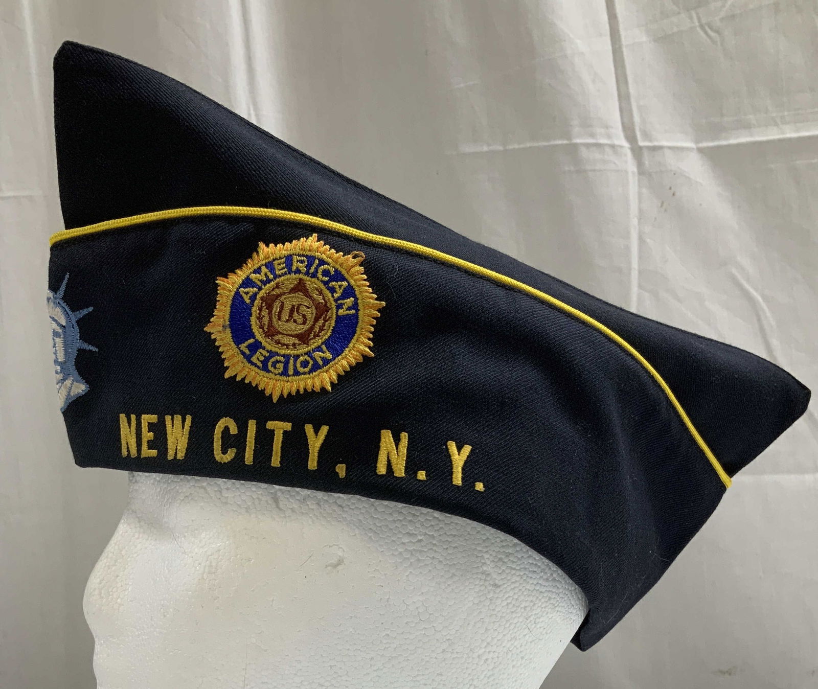 Vtg American Legion New City, N.Y. Garrison Cap: Size 7 1/4. 55% Dacron & 45% wool material. Garrison cap featuring embroidered, New City, N.Y. & American Legion emblem. Sides read, Commander 1993-1994. 1682. 1 pin that reads, 40 over 8.