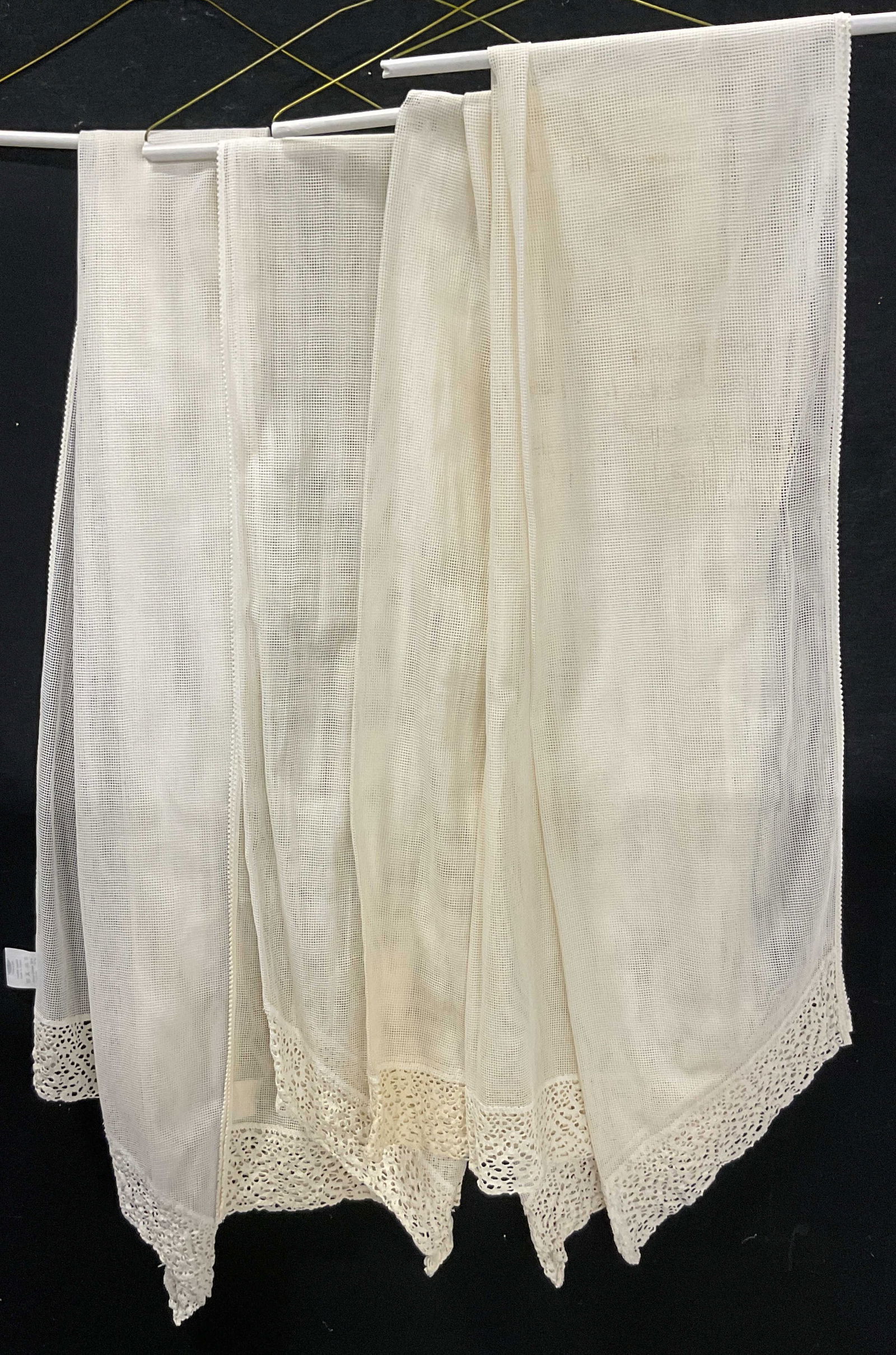 Lot 4 Michelle Bordier Mesh Table Runner France: Lot of 4 Michelle Bordier mesh table runner. Tag reads Michelle Bordier Pour Carpe Diem Cuellle Le Jour Made In France. 33% cotton. Scalloped trim. Ornate geometric motifs. Measures approx 22 x