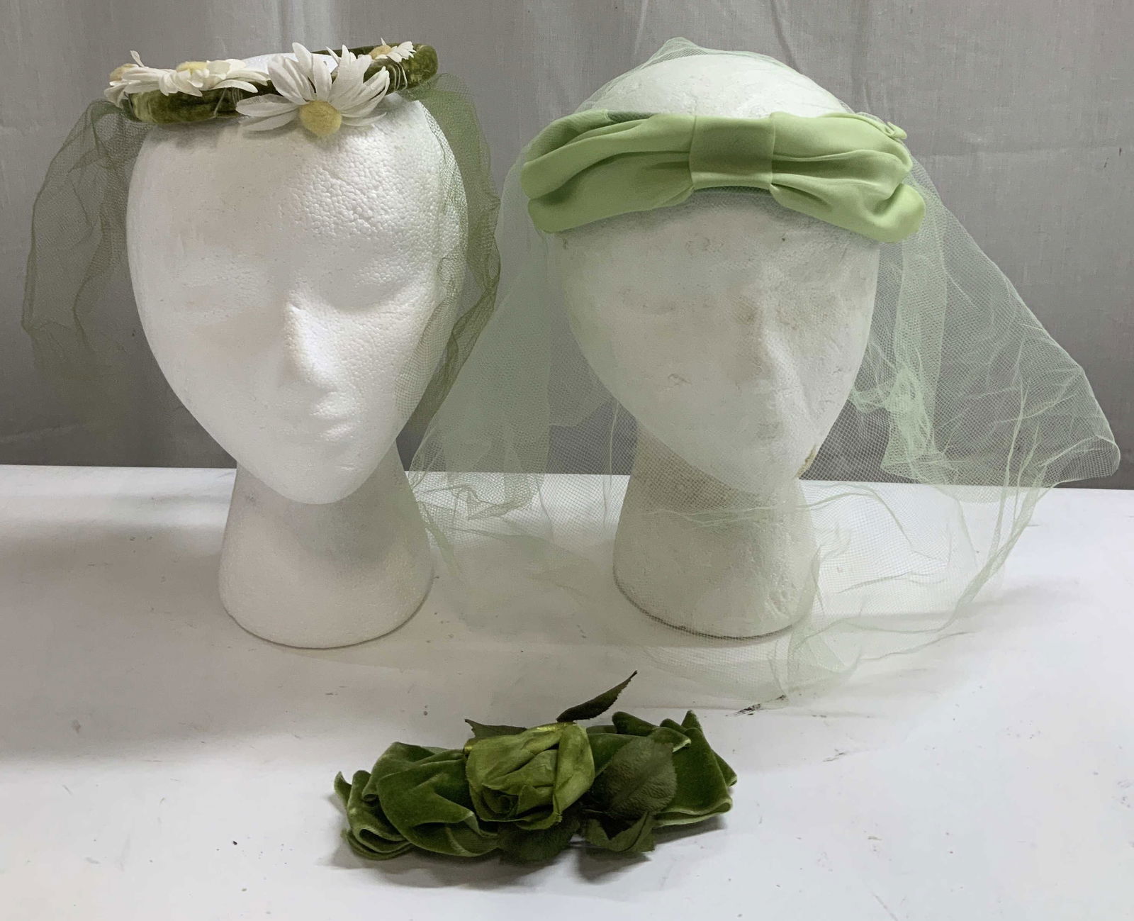 Lot 3 Vtg Green Floral Headpieces & Hair Clip: Lot includes, 1 green velvet floral headpiece w veil, 1 green headpiece with veil & 1 floral hair clip. Green toned. Fabric & velvet material. Assorted sizes. Sold as is. Surface wear consistent