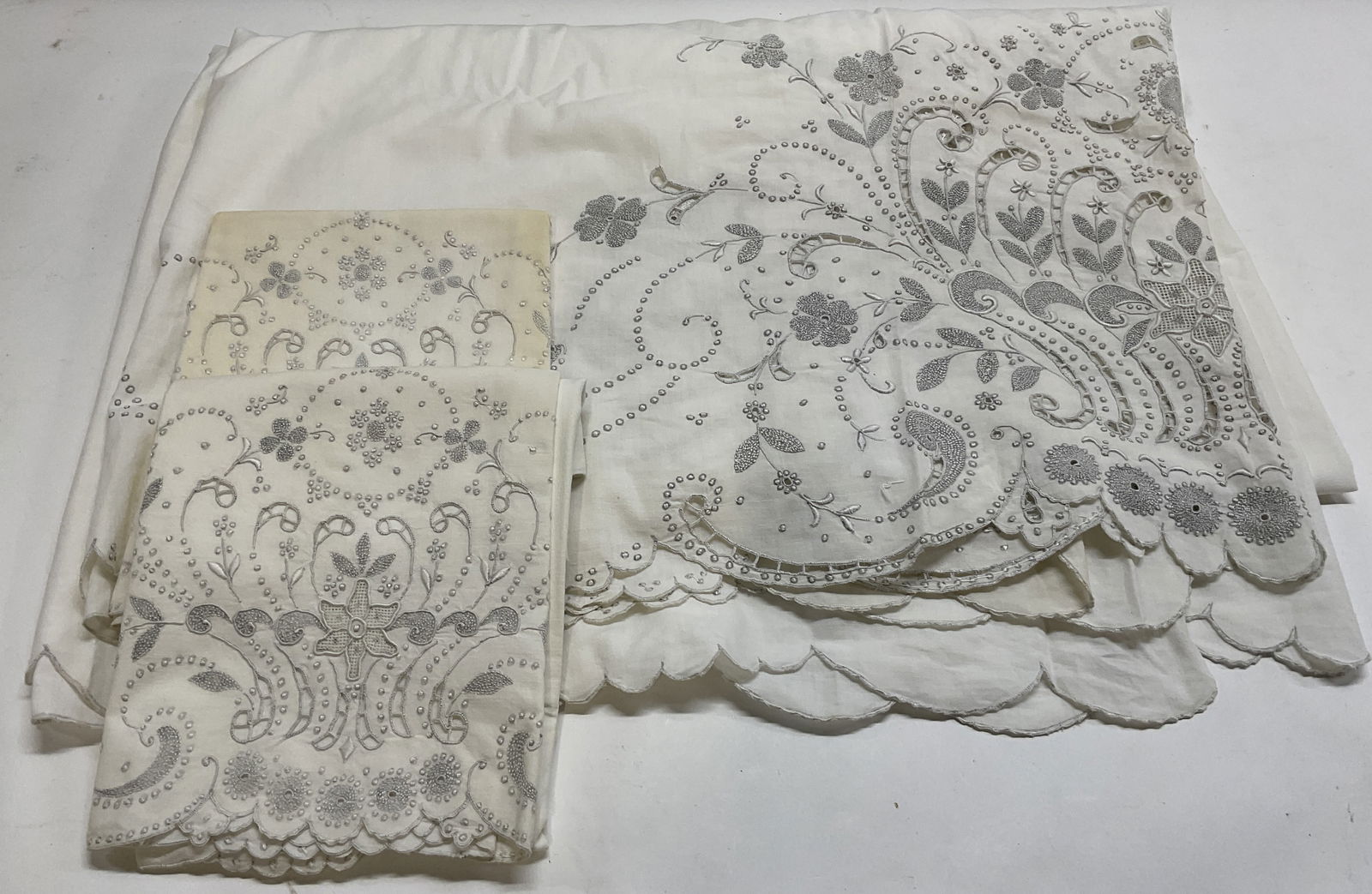 Lot 3 VTG White Embroidered Linens (1 of 8)