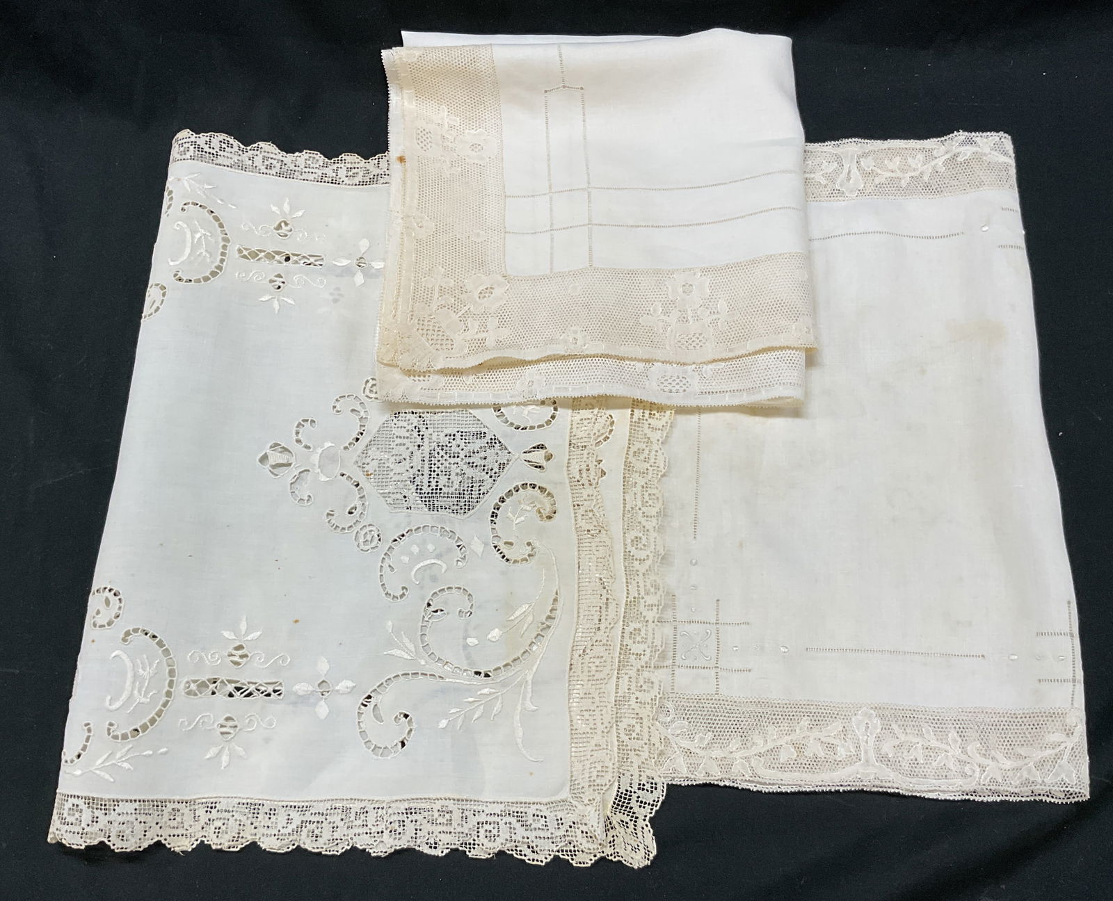 Lot 4 Vintage White Embroidered Table Linens (1 of 11)