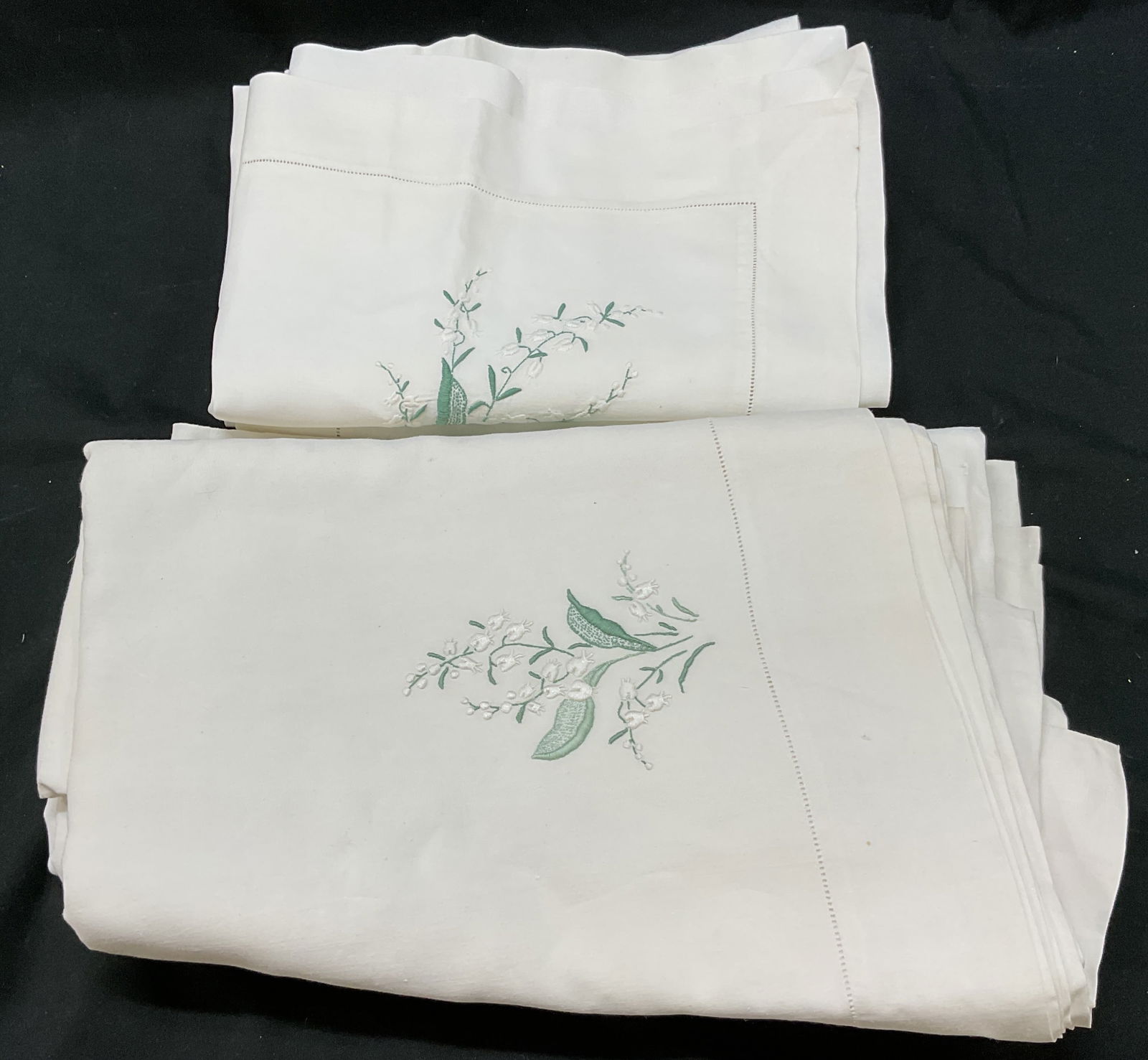 Lot 4 Vintage White Embroidered Linens (1 of 7)