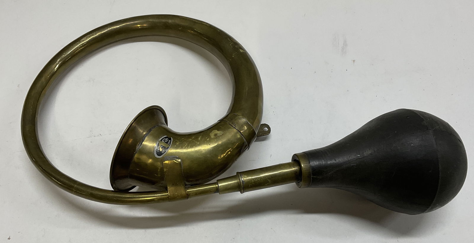 VTG Brass Bulb Horn: VTG Brass Bulb Horn. Not tested for functionality. Origin sticker reads illegibly. Measures approximately 6.5in H x 14.5in L. Surface wear consistent with use and exposure. Vintage, Brass, Bulb