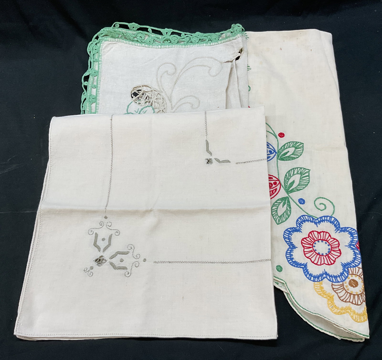 Lot 3 Vintage White Embroidered Table Linens (1 of 12)