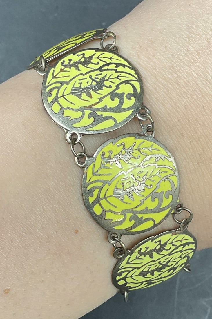 Vintage Sterling Silver Yellow Thai Bracelet: Vintage sterling silver yellow enamel Thai dancer motif bracelet. Marked sterling. Total weight 20.1 grams. Measures approx. 7 inches long. Some scratching. Jewelry, estate jewelry, fine jewelry, cock