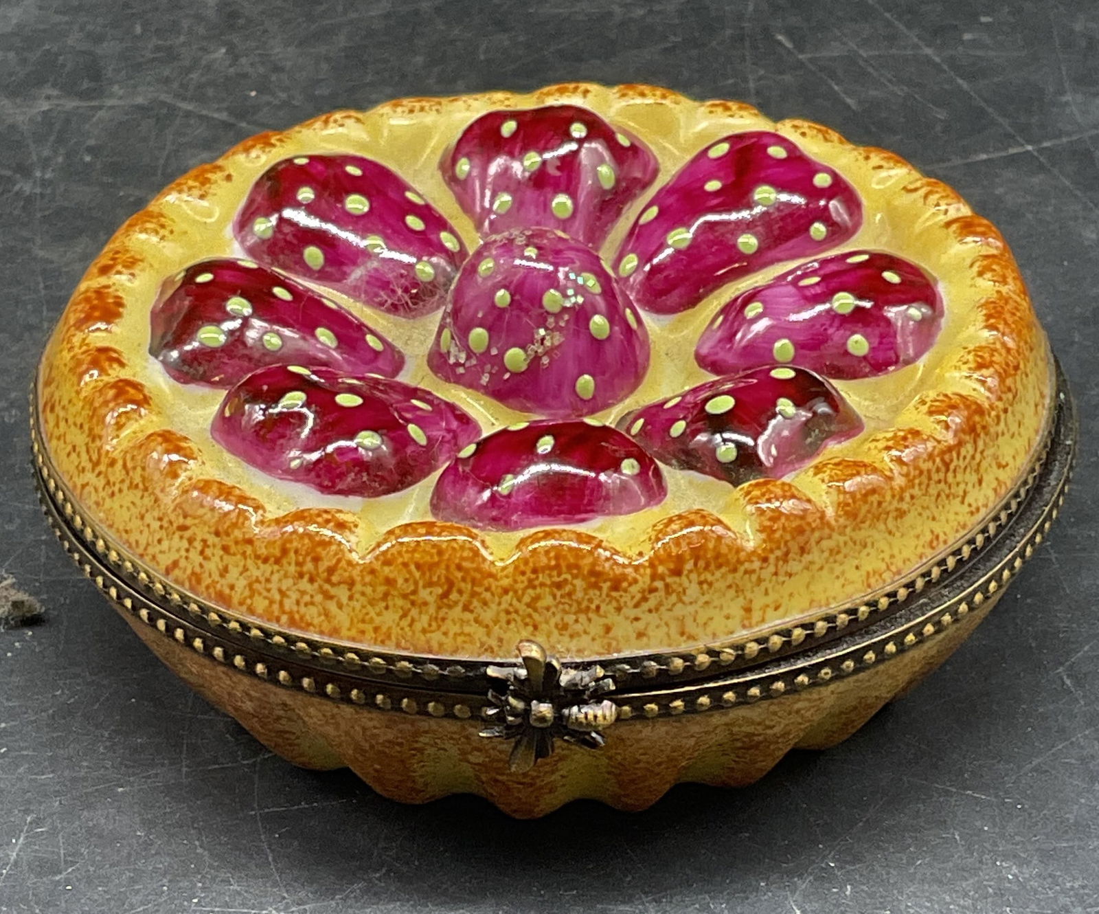 Vintage Limoges Porcelain Pie Trinket Box France: Vintage Limoges porcelain pie tart motif trinket box. Hand painted. Made in France. Signed. Made in France. Measures approx. 3.5 x 1.25 inches. Some wear including scratching. Limoges trinket box, por