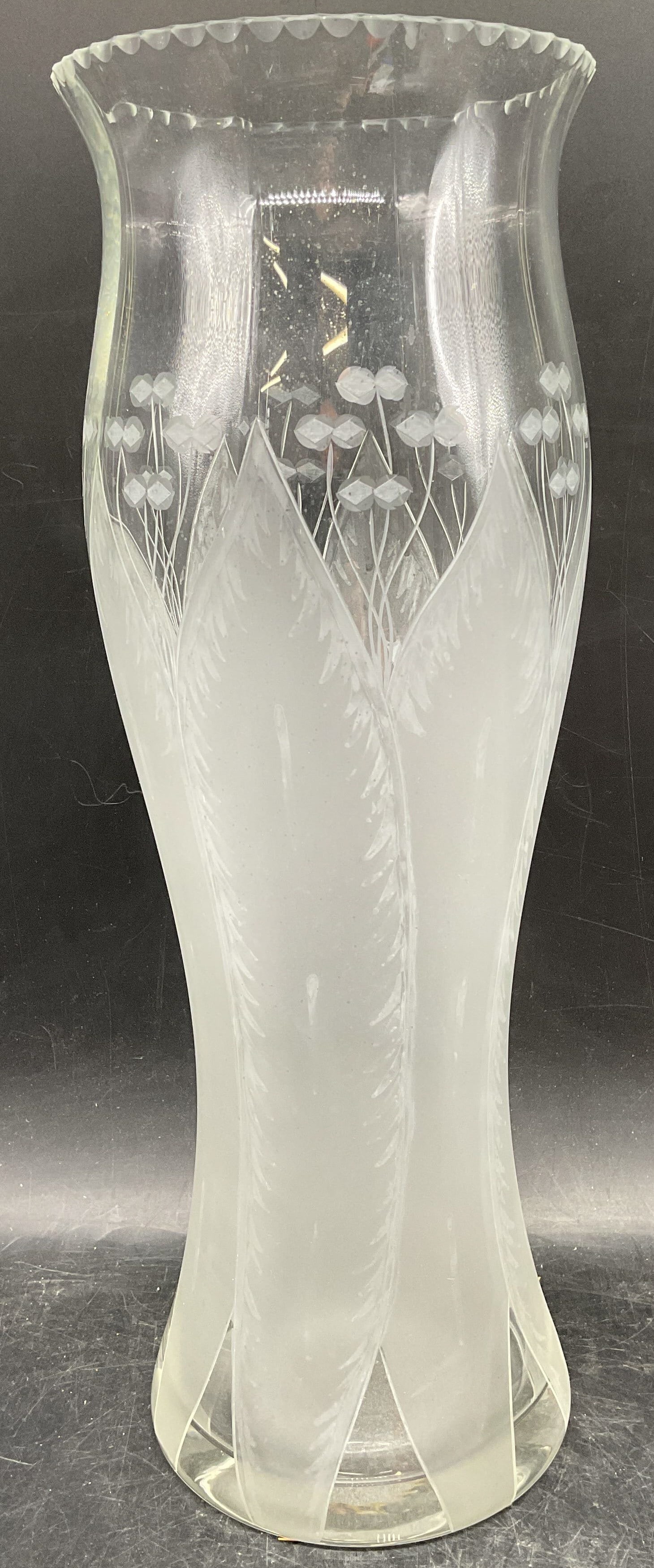 Vintage MMA Dorflinger Kalana Art Glass Vase: Vintage c. 1980s signed Metropolitan Museum of Art Dorflinger Kalana hand blown art glass reproduction vase. Etched glass with lily flower pattern. Measures approx. 5 x 14.25 inches. Some scratching.
