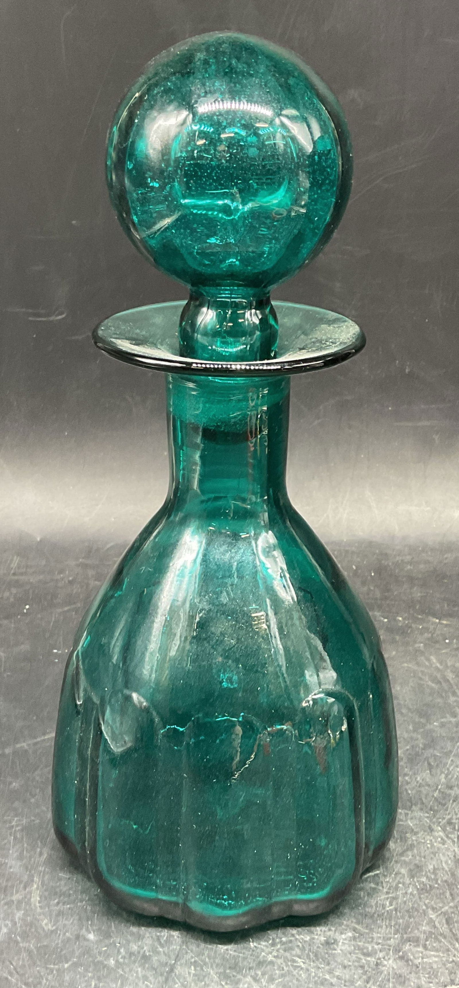 MCM Hand Blown Teal Blue Art Glass Decanter: Mid century modern style Hand blown art glass decanter in teal blue with scalloped base with round stopper. Measures approx. 4.5 x 6.5 inches excluding stopper. Some scratching. Decanter, art glass de