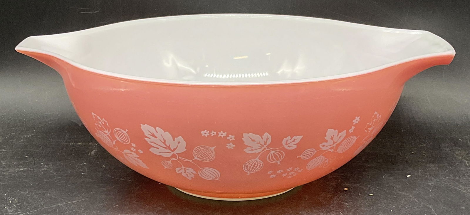 1960s Pyrex Gooseberry 4 Quart Mixing Bowl: Vintage circa 1960s Pyrex glass mixing bowl in Gooseberry pattern. White and pink. Signed. Made in USA. 4 quart size. Measures approx. 13 x 10.5 x 4.5 inches. Some scratching. Pyrex bowl, Pyrex gooseb