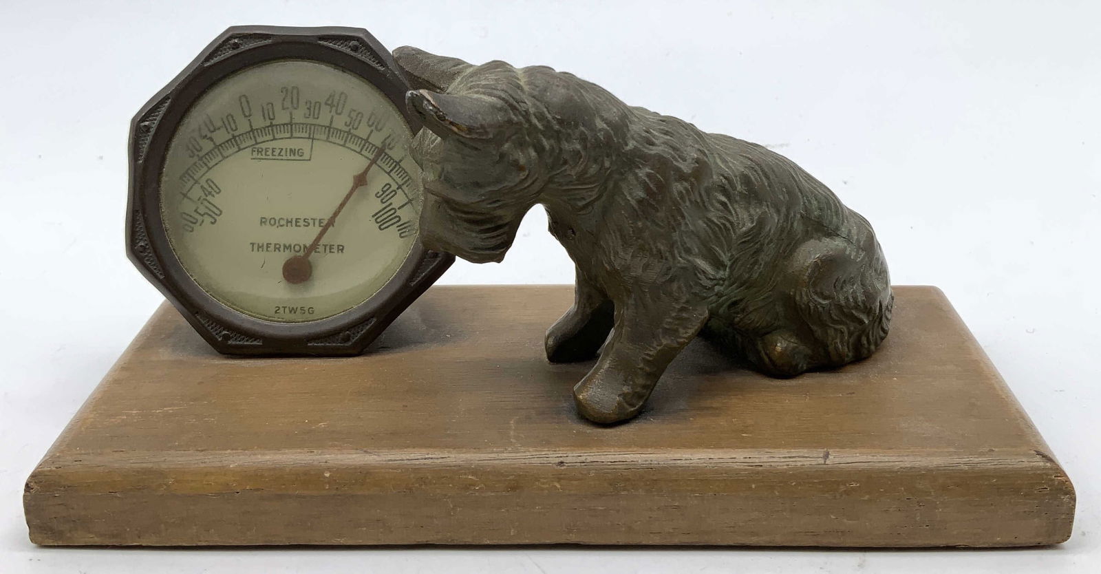 Vtg Gilt Metal Dog Rochester Thermometer: Vintage desk thermometer features a gilt metal Scottish Terrier sitting next to a thermometer. Rectangular wooden base. Signed & marked. Reads, ROCHESTER MANUFACTURING CO. ROCHESTER N.Y. Surface wear