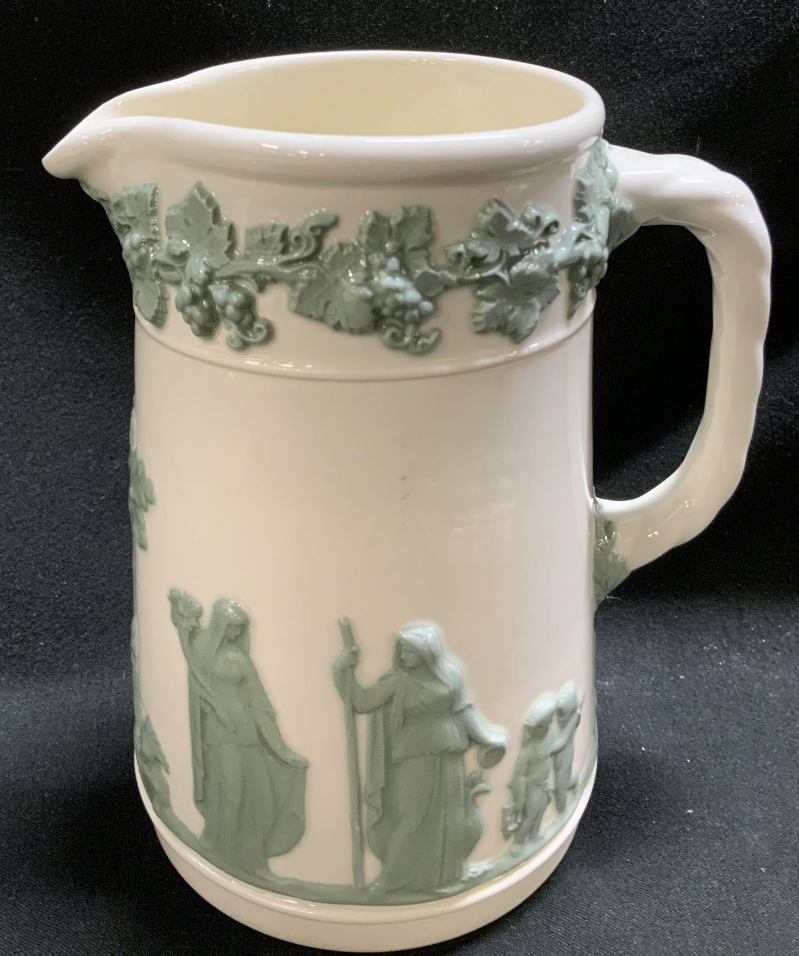 Wedgwood Embossed Queens Ware Creamer ENG (1 of 6)