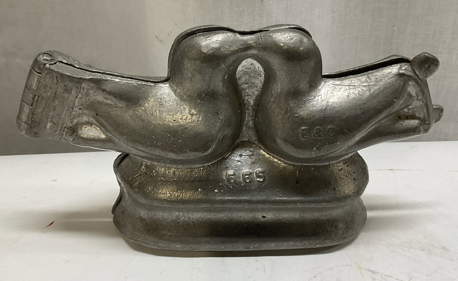 Eppelsheimer & Co. Pewter Kissing Birds Candy Mold: VTG Eppelsheimer & Co Pewter Kissing Birds Candy Mold. Used to cast fancy shapes for candy or ice cream. Stamped E&C 665. Condition consistent with exposure. Measures approximately 3.5in H x 4in
