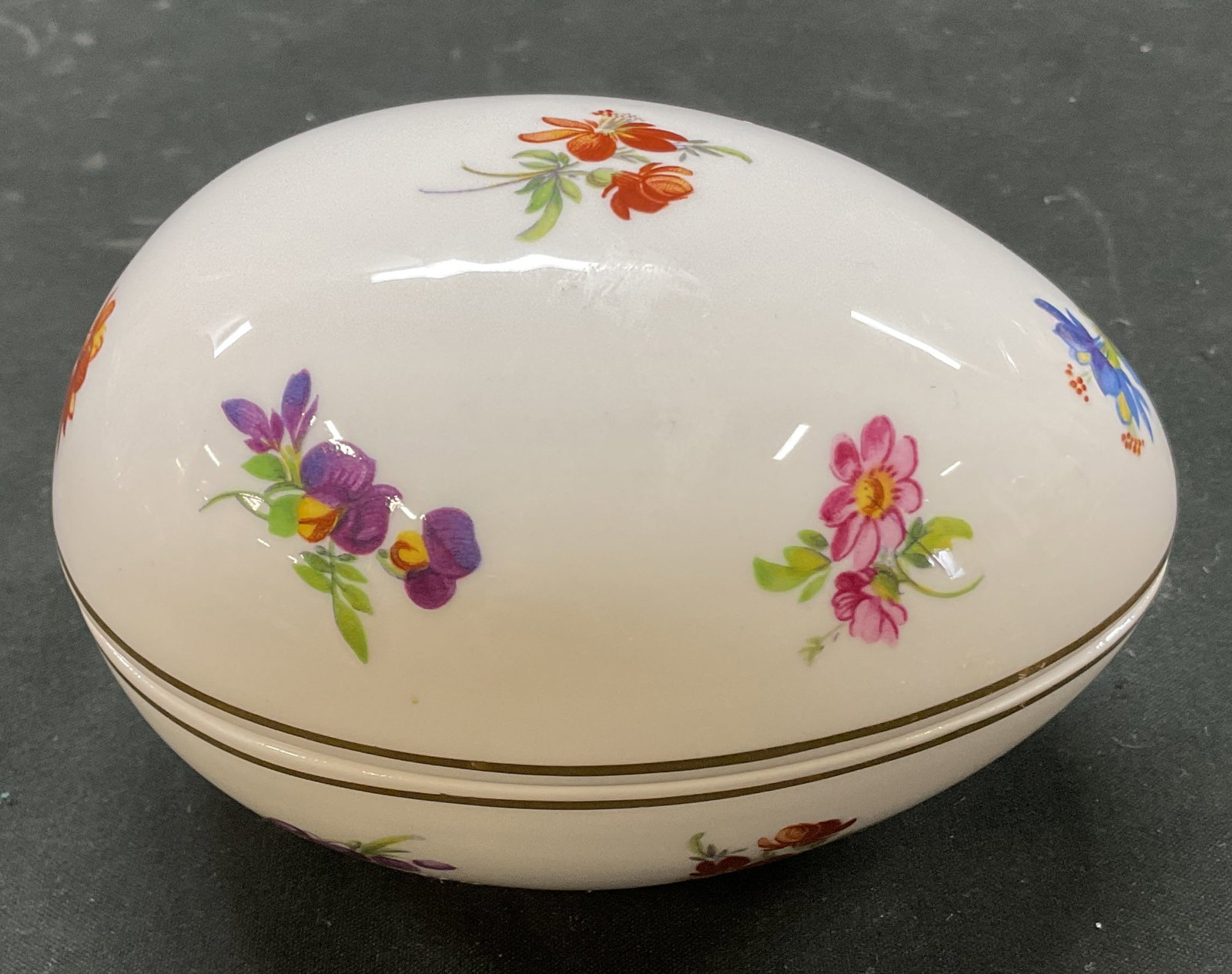 Present Company Harrods Trinket Box England: The Present Company egg shaped lidded trinket box. Marked on underside, reads Made For Harrods Knightsbridge By The Present Company English Fine Bone China. Harrods is a luxury department store in Lon