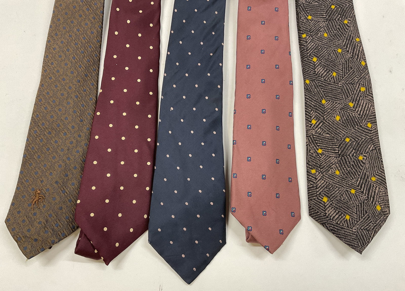 Lot 5 Yves Saint Laurent+ Silk Neck Ties USA Italy: Lot of 5 silk neck ties. Brands include Yves Saint Laurent (USA), Italian All Silk Hand Made, Resilio (USA), and Neil Martin (Italy). One has no visible markings. Colors consist of blue, red, pink and