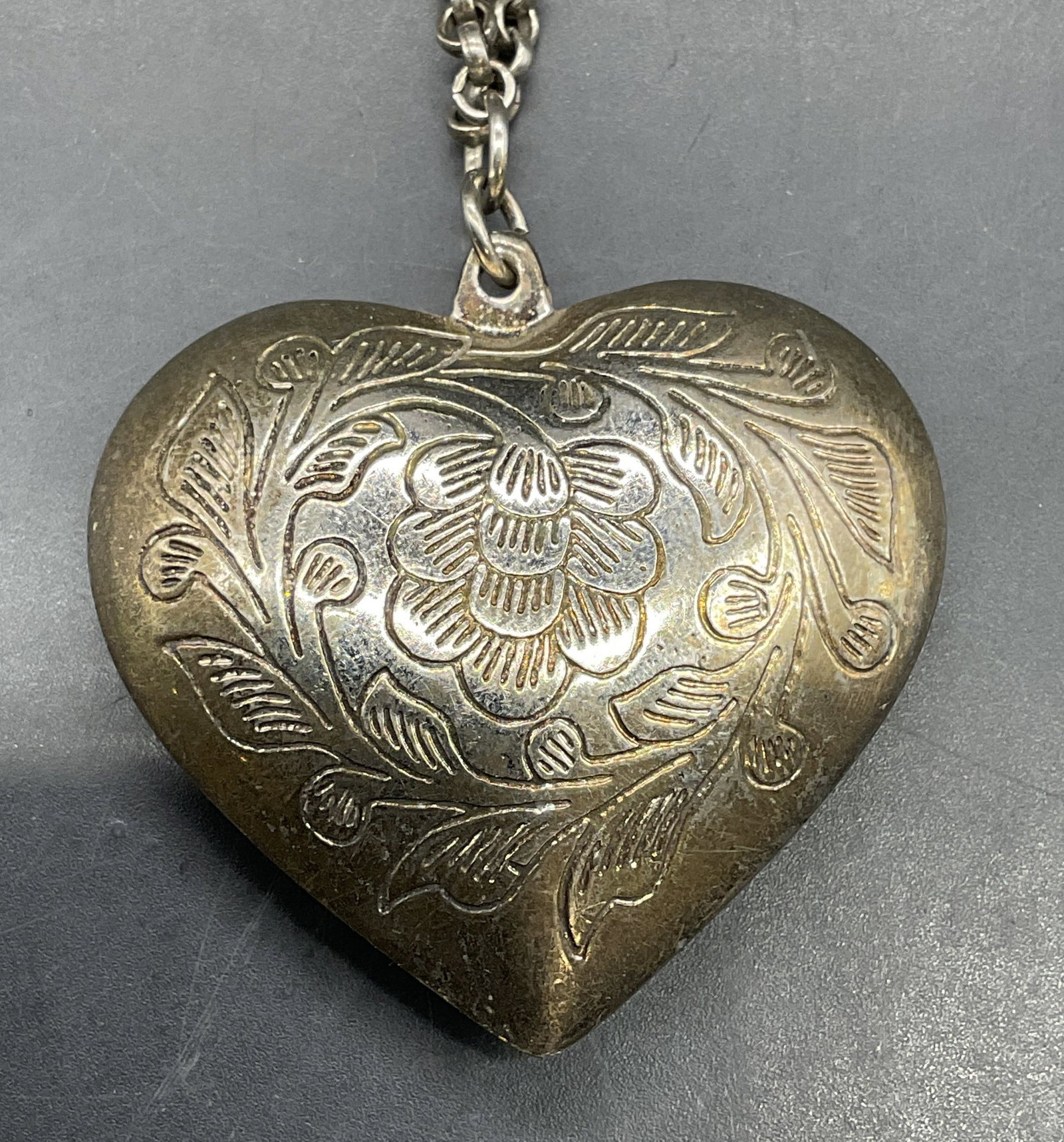 Vintage Silver Tone Heart Pendant Necklace: Vintage silver tone heart and flower motif pendant necklace. Drop length approx 12 inches. Pendant approx 1.75 x 2 inches. Some scratching. Jewelry, estate jewelry, costume jewelry, cocktail