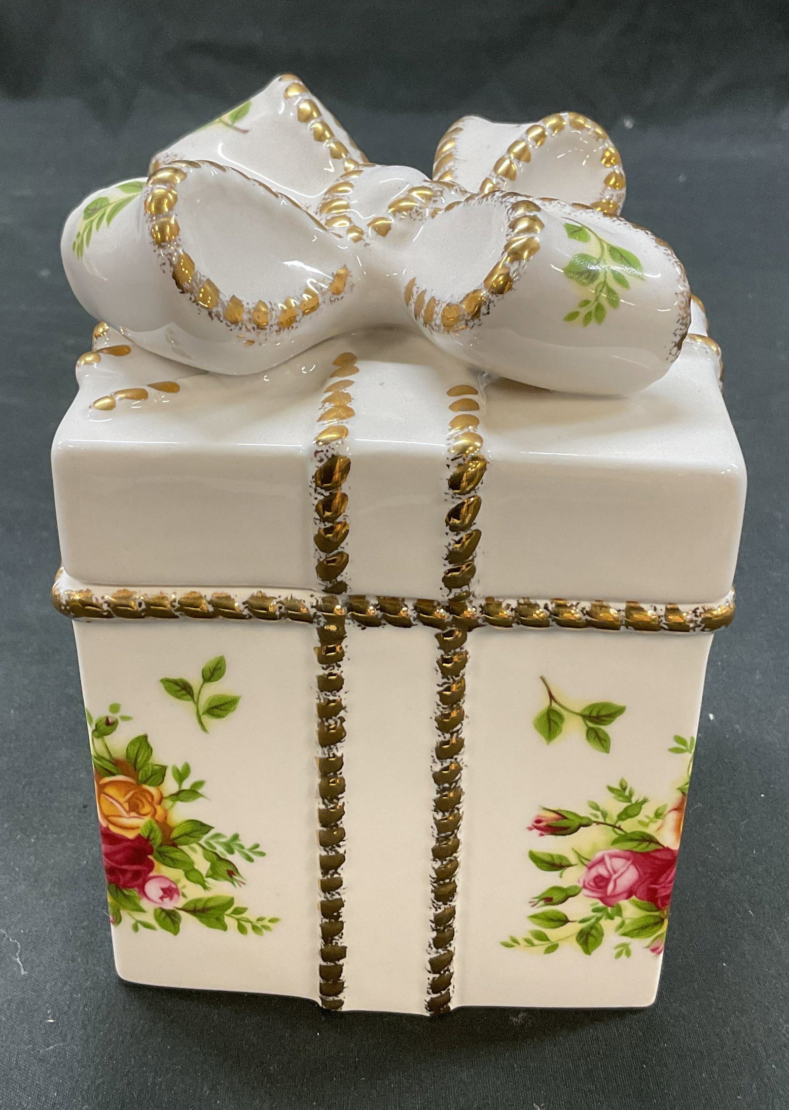 1962 Royal Albert Old Country Roses Votive Giftbox: Royal Albert Old Country Roses bone china votive giftbox. Marked on underside, reads Old Country Roses 1962 Royal Albert Ltd. Square box shape. Gilt ribbed accents. Raised surface ribbon bow motif on