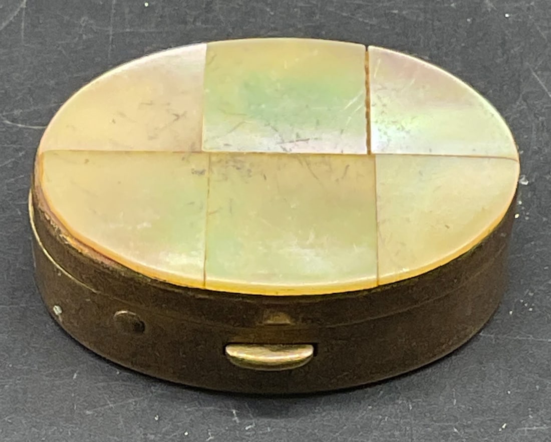 Vtg Brass Mother of Pearl Trinket Pill Box: Vintage brass trinket pill box with inlaid mother of pearl lid. Measures approx. 1.5 x 1.25 x .5 inches. Some scratching. Mother of pearl trinket box, mother of pearl pill box, brass trinket box, home