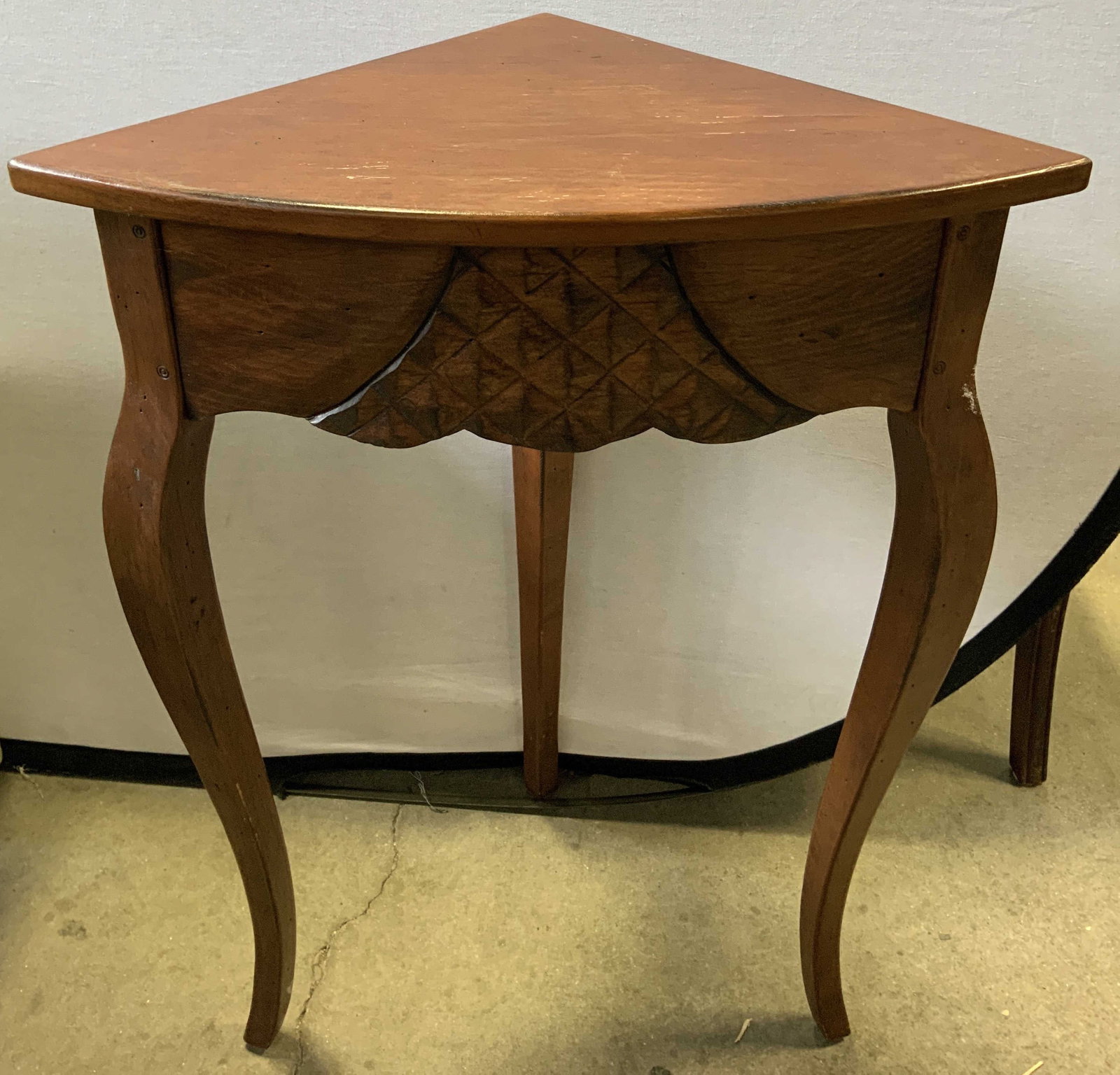 Vtg Louis XV Style Wooden Corner Table: Vintage wooden corner table features 3 curved legs & a decorative carved apron. Triangle top & dark toned. No visible signature or markings. Surface wear consistent to age, use & exposure. Measurement