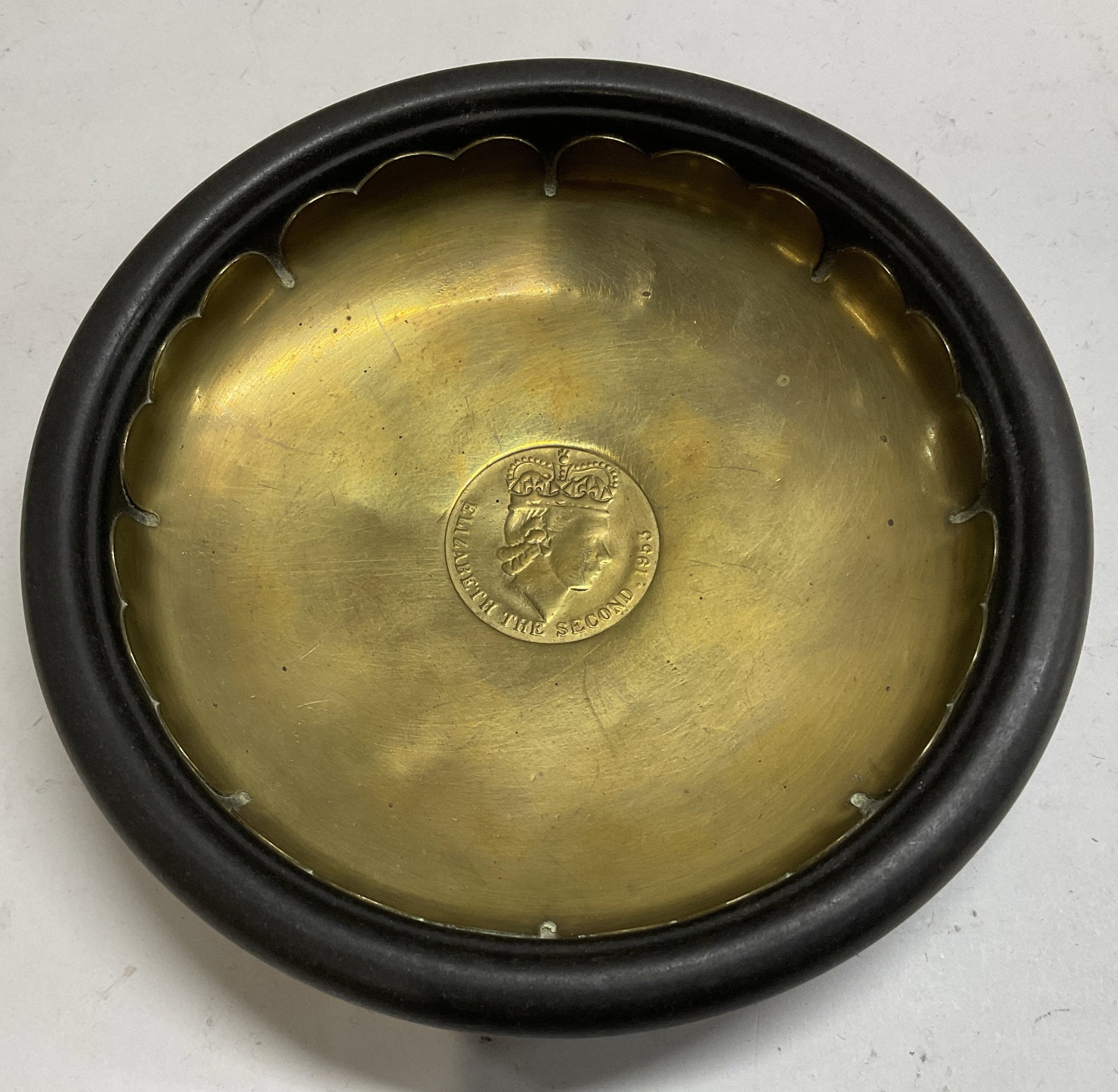 VTG Queen Elizabeth II Medallion Bowl: VTG Queen Elizabeth II Medallion Bowl. Composite bottom with gold toned scalloped center. Scratching in metal consistent with exposure. Measures app 5in diameter. Vintage, Queen Elizabeth II, Queen El