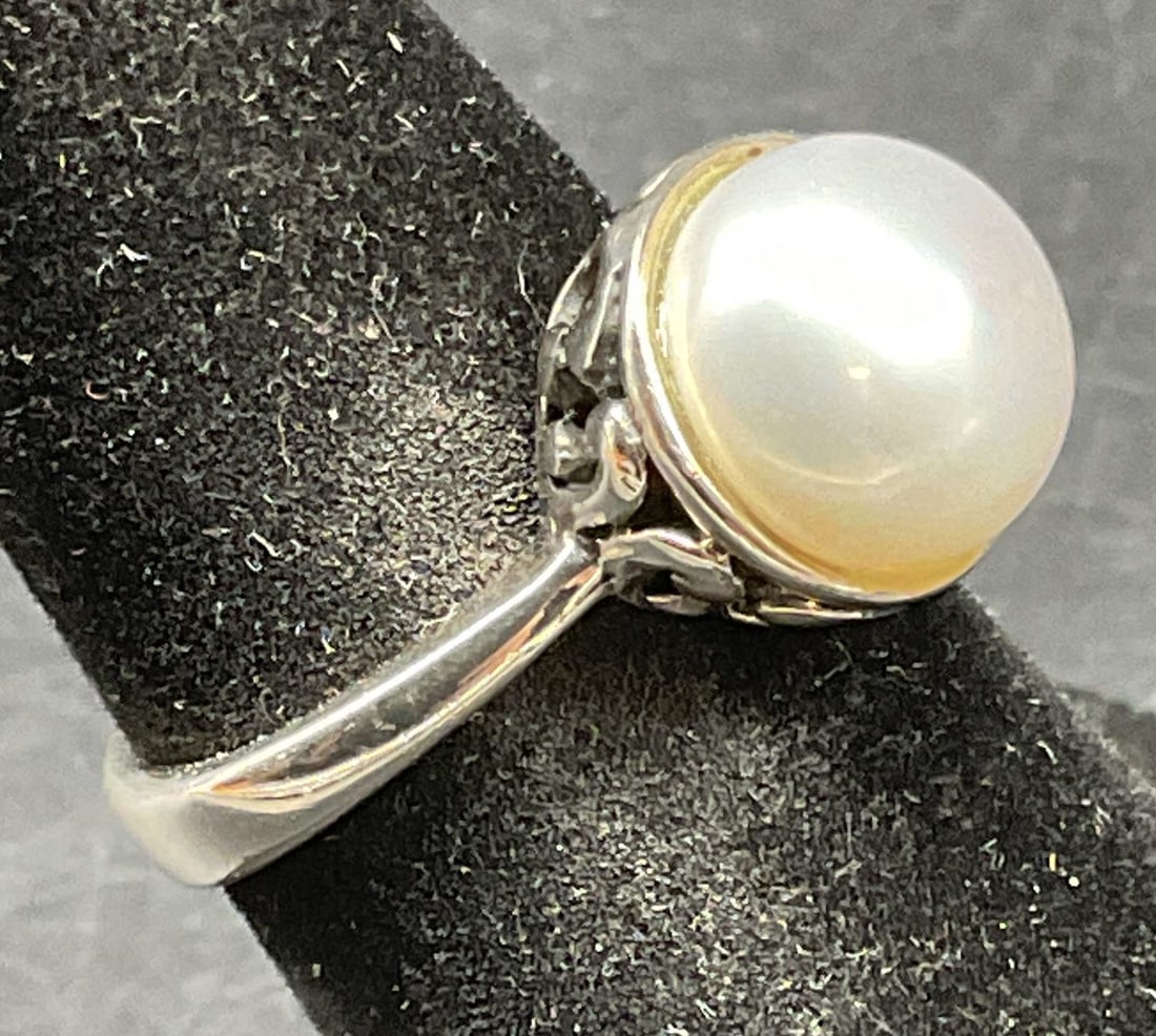 Signed Sterling Silver Pearl Ring: Signed Sterling silver and pearl ring. Ring size 5.75. Marked sterling. Total weight 4.9 grams. Signed illegibly. Some scratching. Jewelry, estate jewelry, fine jewelry, cocktail jewelry, fashion jewe