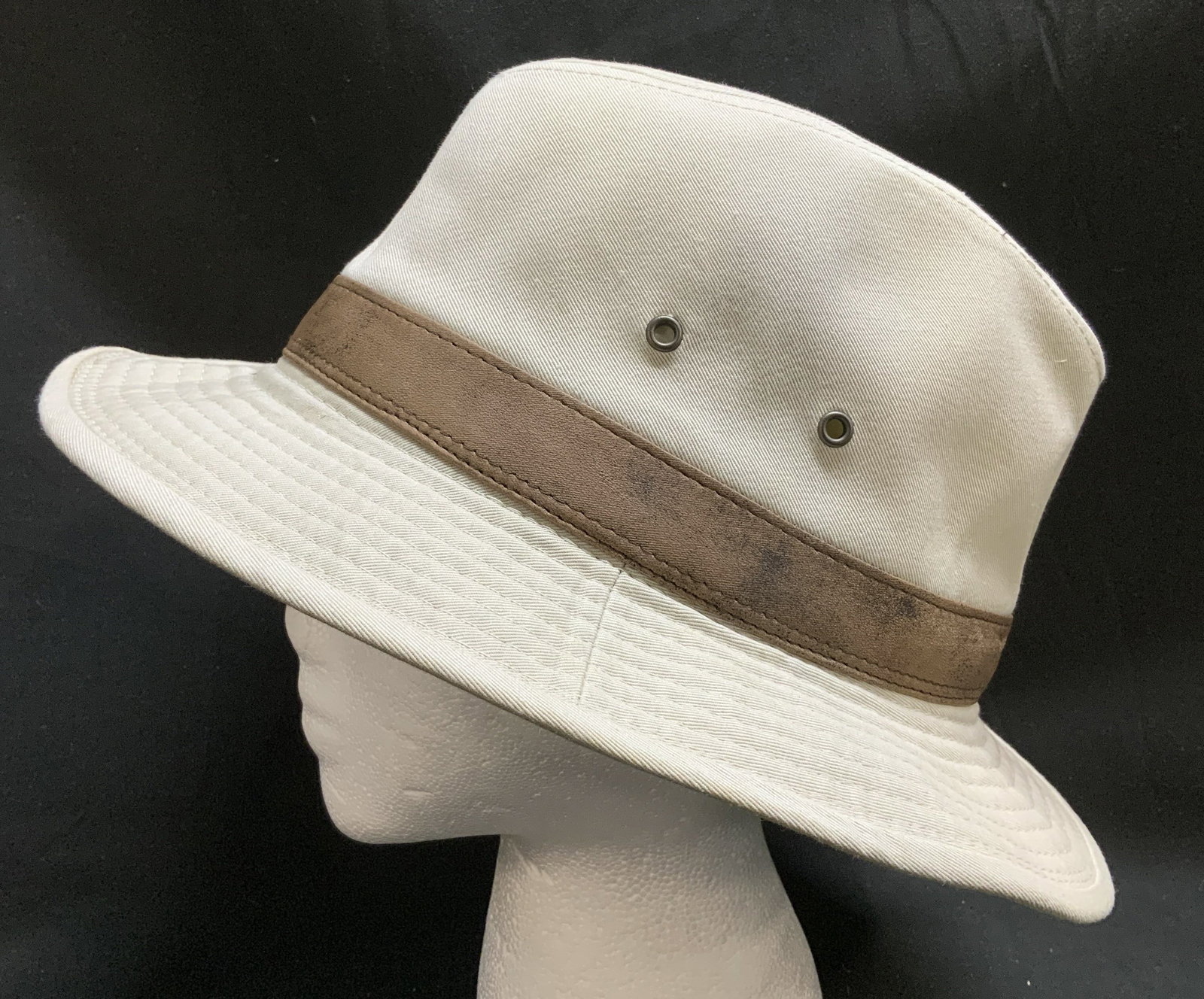 Duluth Trading Safari Hat Xl/Xxl: Size Xl/Xxl. 100% cotton & inner lining 65% polyester/35% cotton. Safari hat is light toned & features ventilation eyelets. Brown band. Signed & marked. Reads, Duluth Trading. Surface wear consistent