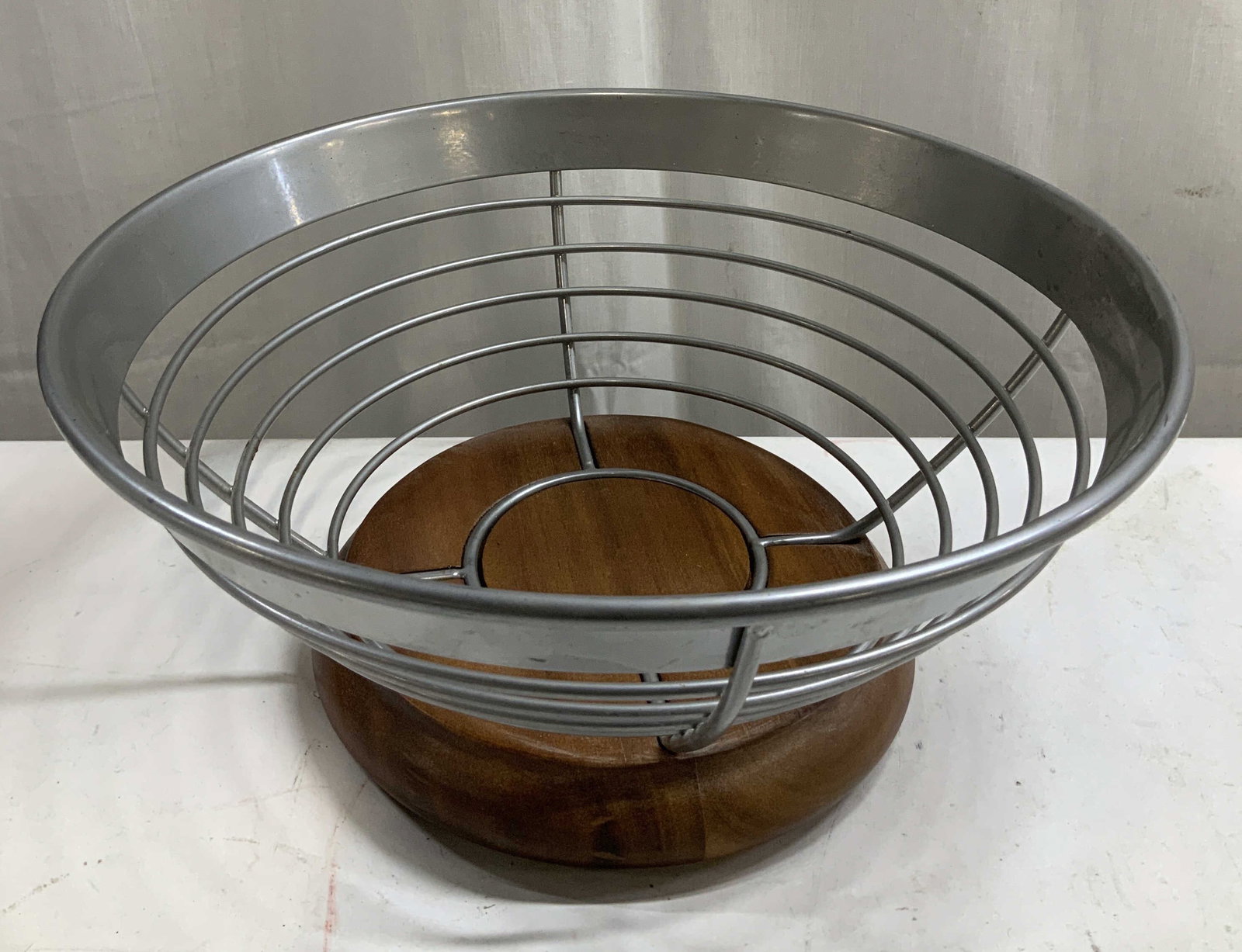 Vtg Wood & Metal Fruit Bowl: Vintage wood & metal fruit bowl features a round base. Brown & silver toned. No visible signature or markings. Surface wear consistent to age, use & exposure. Measurements: length 12in x width 12in x