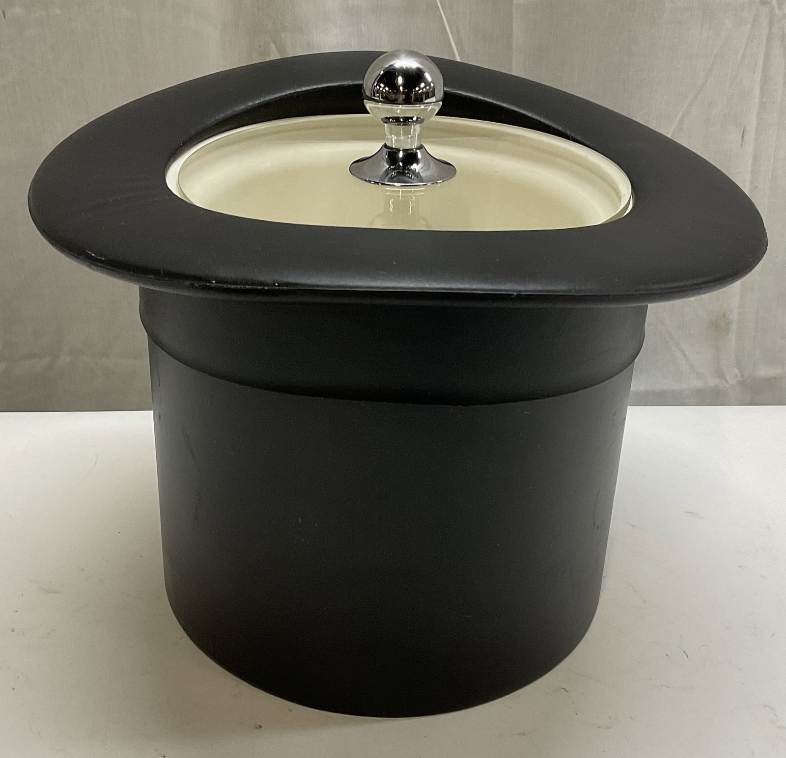 Kraftware Vinyl Top Hat Ice Bucket: Kraftware Vinyl Top Hat Ice Bucket. 3-Quart Capacity. Clear Acrylic Lid with Chrome Knob. Condition consistent with exposure. Measures app 11in H x 8in diameter. Kraftware, Vinyl, Top Hat Ice