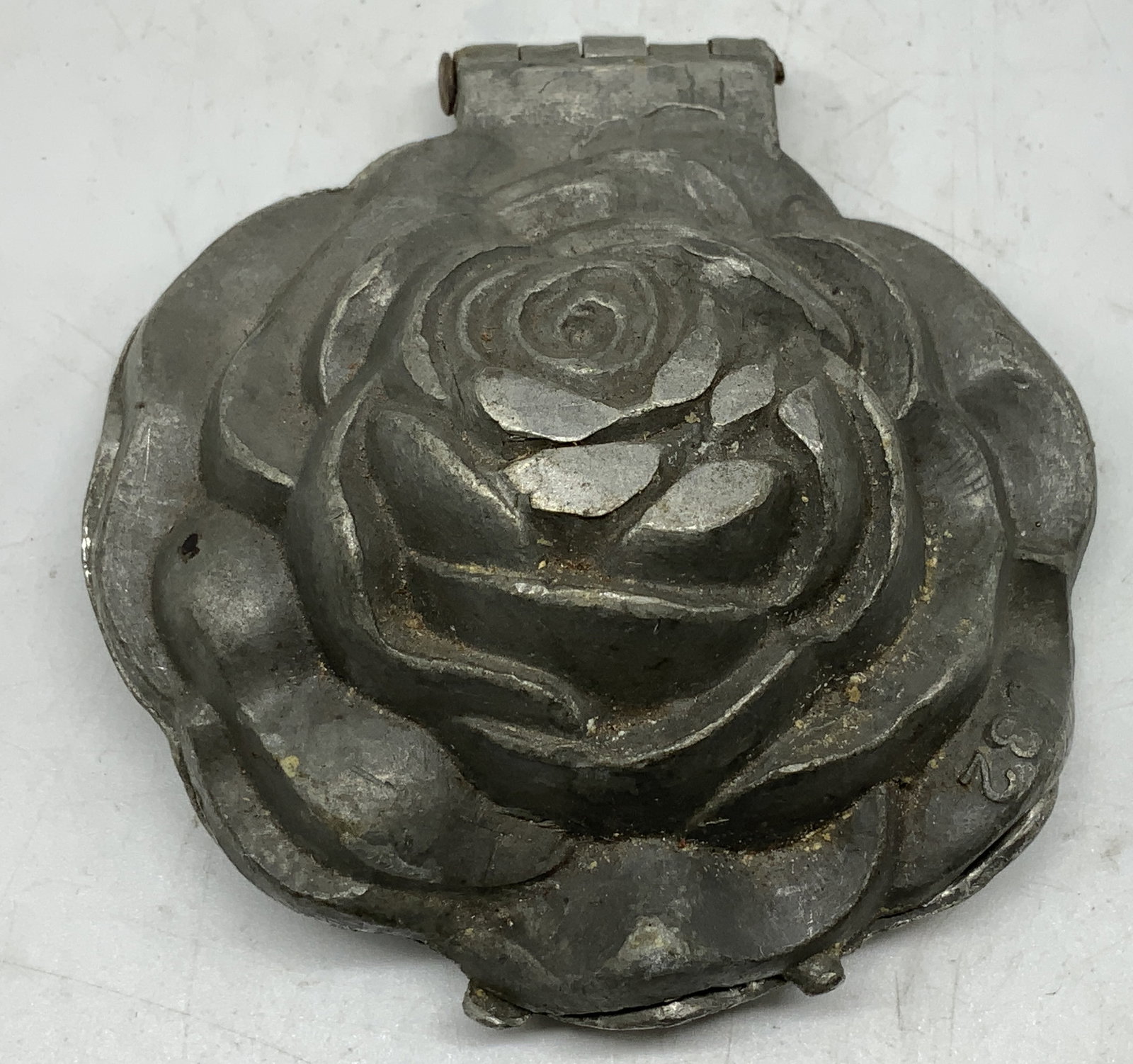 Vtg Rose Pewter Ice Cream Mold: Vintage rose pewter ice cream mold features a textured & detailed pattern on lid. Hinged. No visible signature or markings. Surface wear consistent to age, use & exposure. Measurements: length 3.7in x