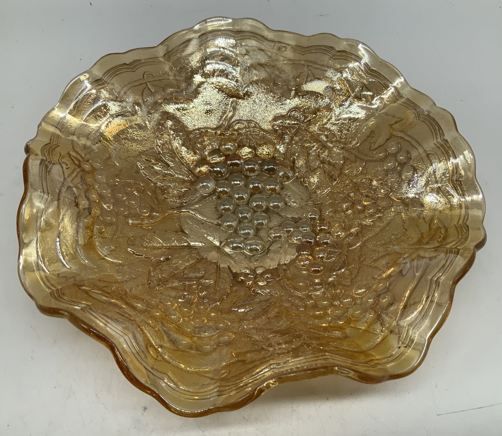 Vtg Grapevine Motif Carnival Glass Dish (1 of 6)