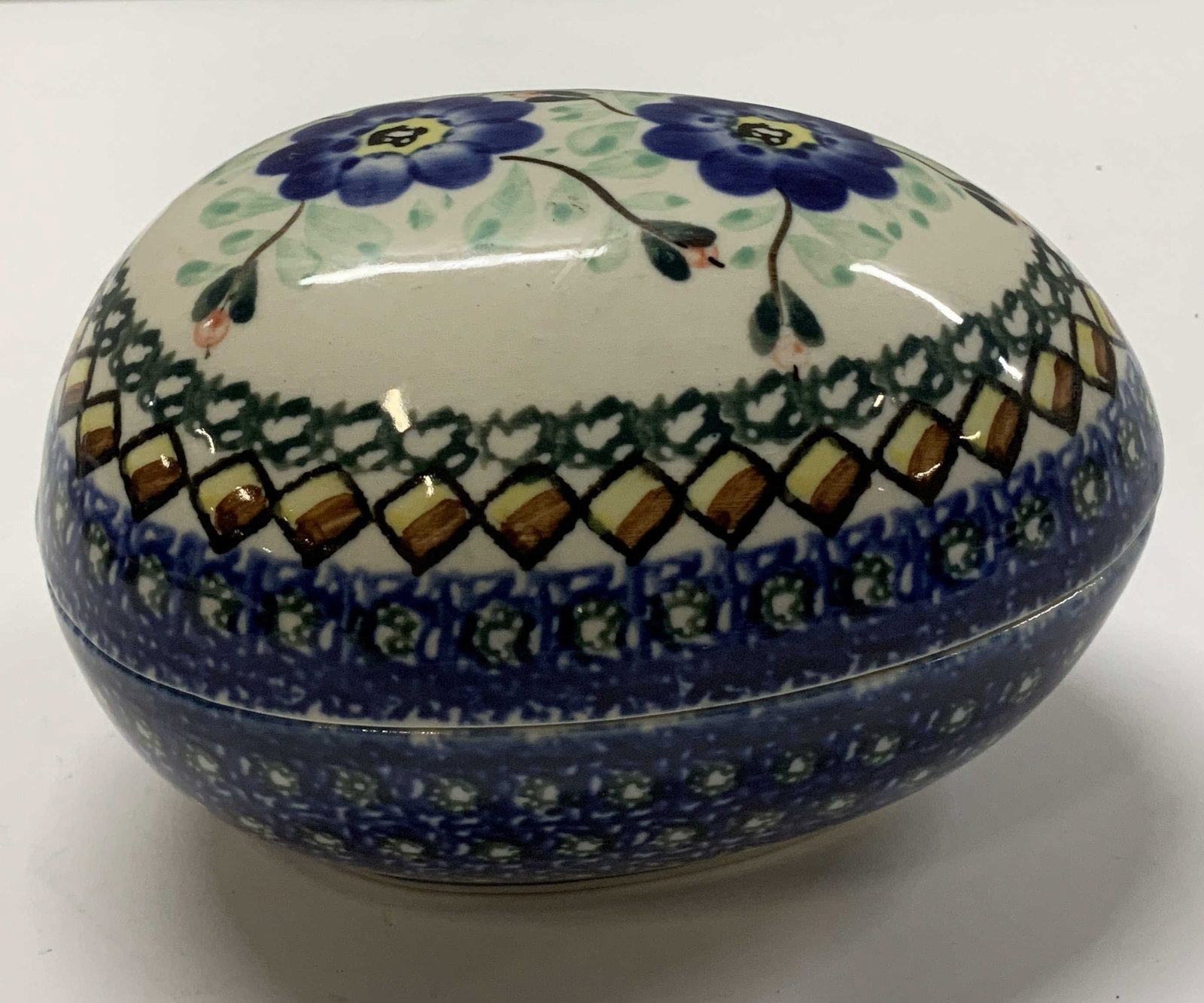 Ceramika Artystyczna HdnPainted Trnk Box POLAND: Ceramika Artystyczna egg shaped trinket box features hand painted accents. Glossy finish. Hand made. Signed & marked on underside. Reads, Ceramika Artystyczna Hand Made in Poland. Surface wear consist