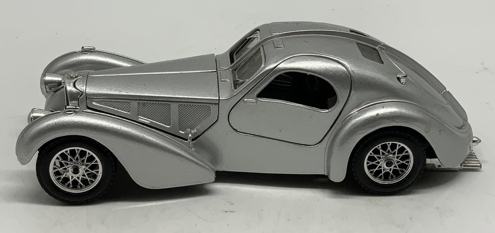 Burago Bugatti Atlantic 1936 1:24 Die Cast Model (1 of 6)