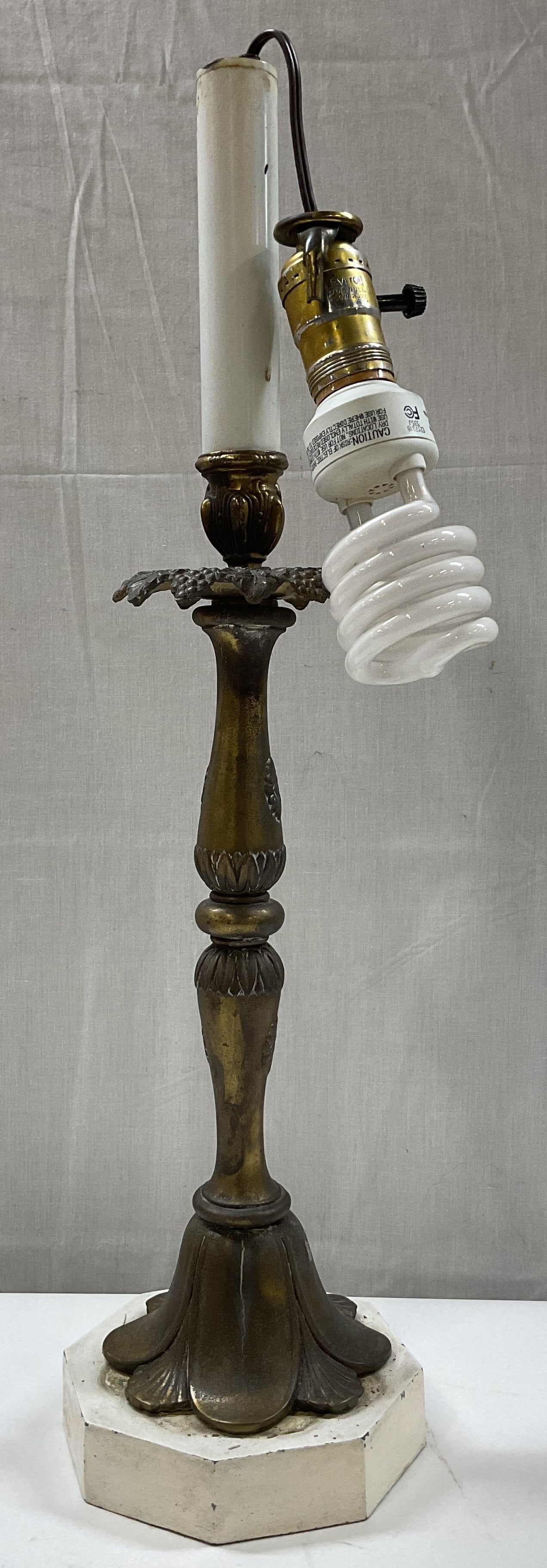 Vtg Brass Toned Candlestick Table Lamp (1 of 9)