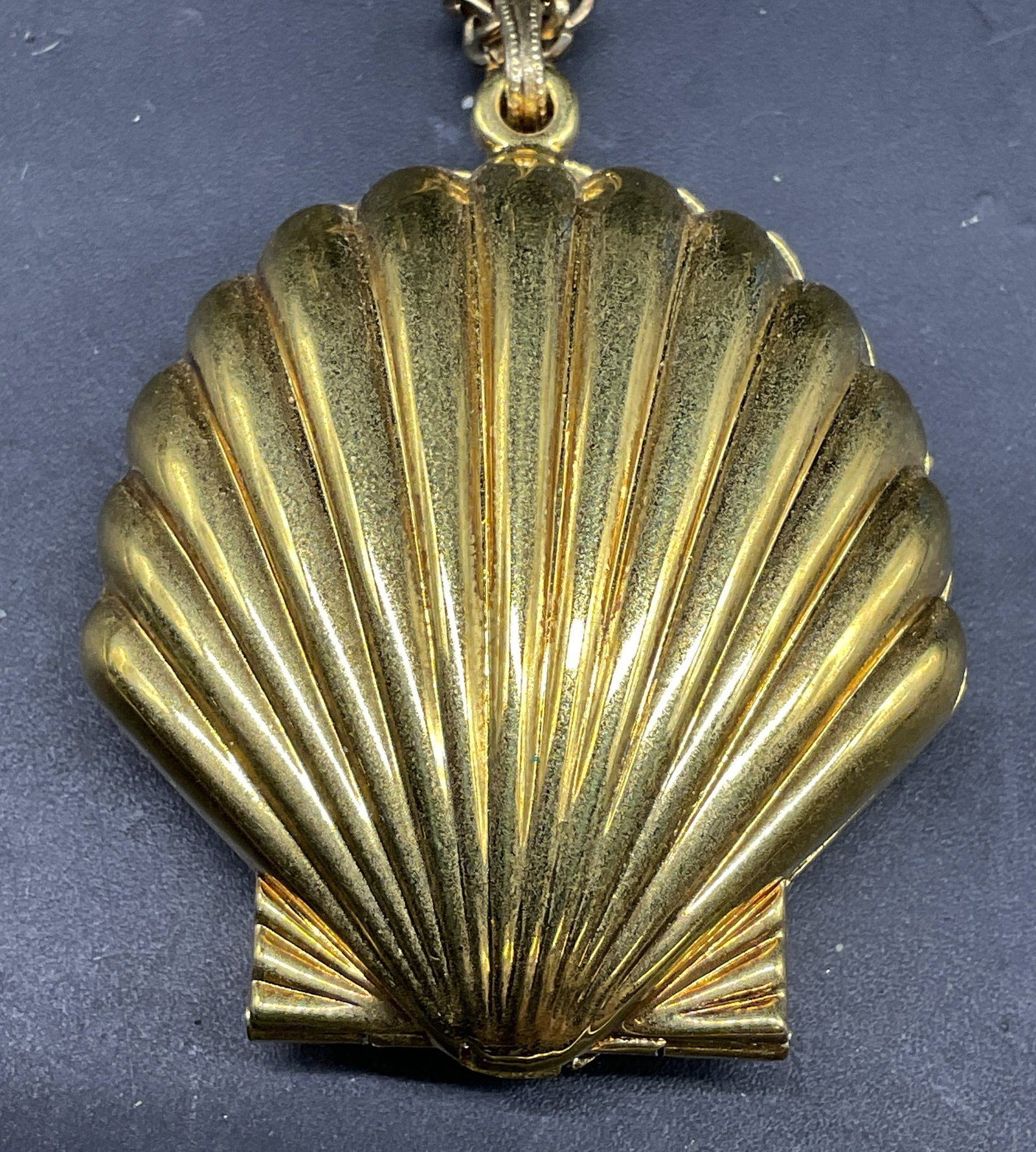 Vtg Benrus Gold Tone Shell Pendant Watch: Vintage signed Benrus shell motif pendant watch on gold tone chain. Drop length measures approx. 11.5 inches. Pendant measures approx. 1.5 x 1.5 inches. Not tested. Some scratching. Jewelry, estate je