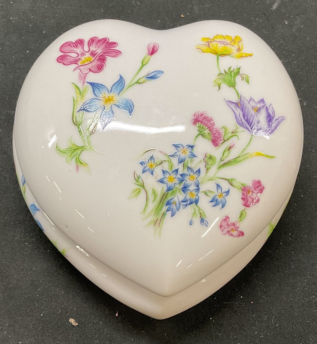 Mann Heart Floral Porcelain Trinket Box (1 of 6)
