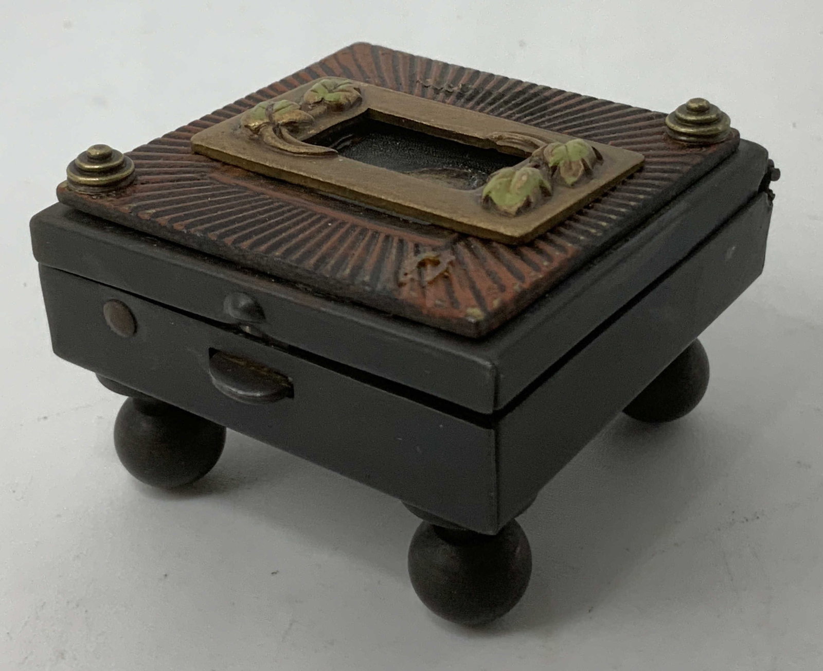 Vtg Gilt Leaf Motif Trinket Box (1 of 6)