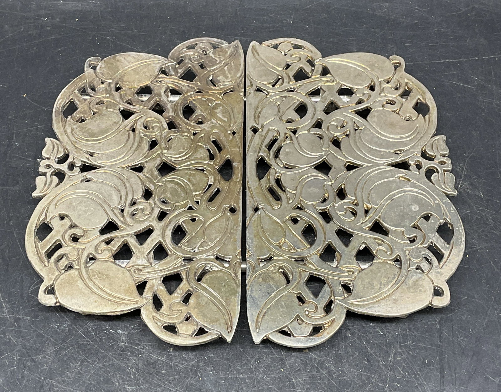 Vtg Ornate Silver Plated Expanding Trivet: Vintage ornate silver plated expanding trivet with pierced scroll design. Measures approx. 7.75 x 7.5 inches when closed. Some scratching and patina. Trivet, expanding trivet, silver plated trivet, ta