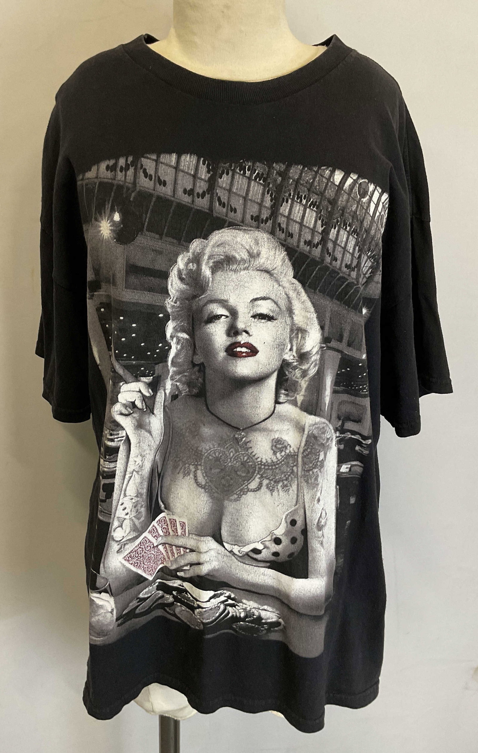 Alstyle Black Marylin Monroe Graphic Tee Mexico: Alstyle heavyweight apparel and activewear black Marylin Monroe graphic tee. Made in Mexico. 100% cotton. Size XL. Imagery depicting Marylin Monroe. Wear consistent with exposure. Graphic tee,