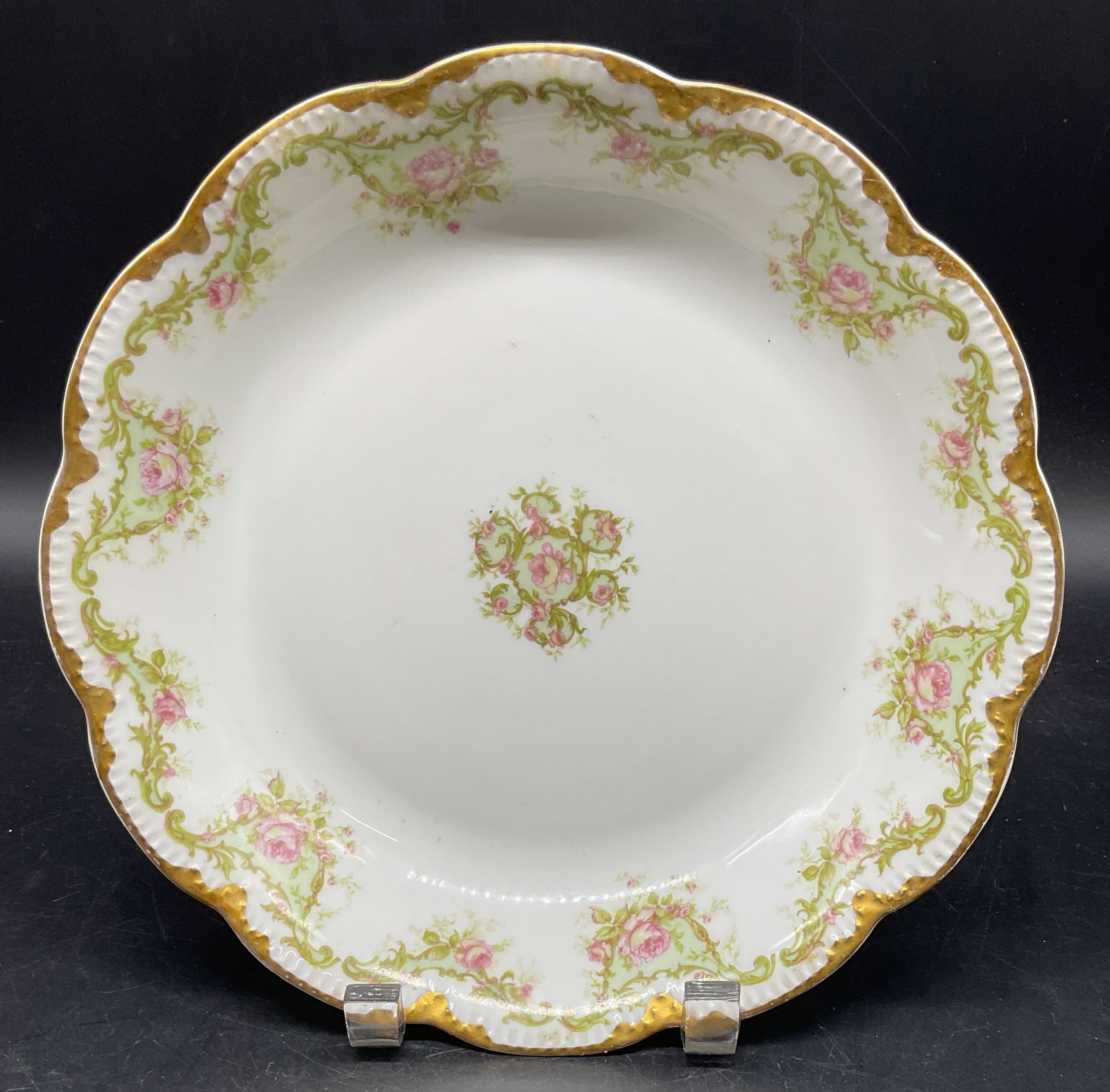 Antq HAVILAND Limoges Porc Floral Bowl France: Antique HAVILAND Limoges porcelain serving bowl. Made in France. Hand painted gilt green and pink floral motif. Measures approx. 9 x 1.5 inches. Some scratching and loss to paint. Antiques, collectibl