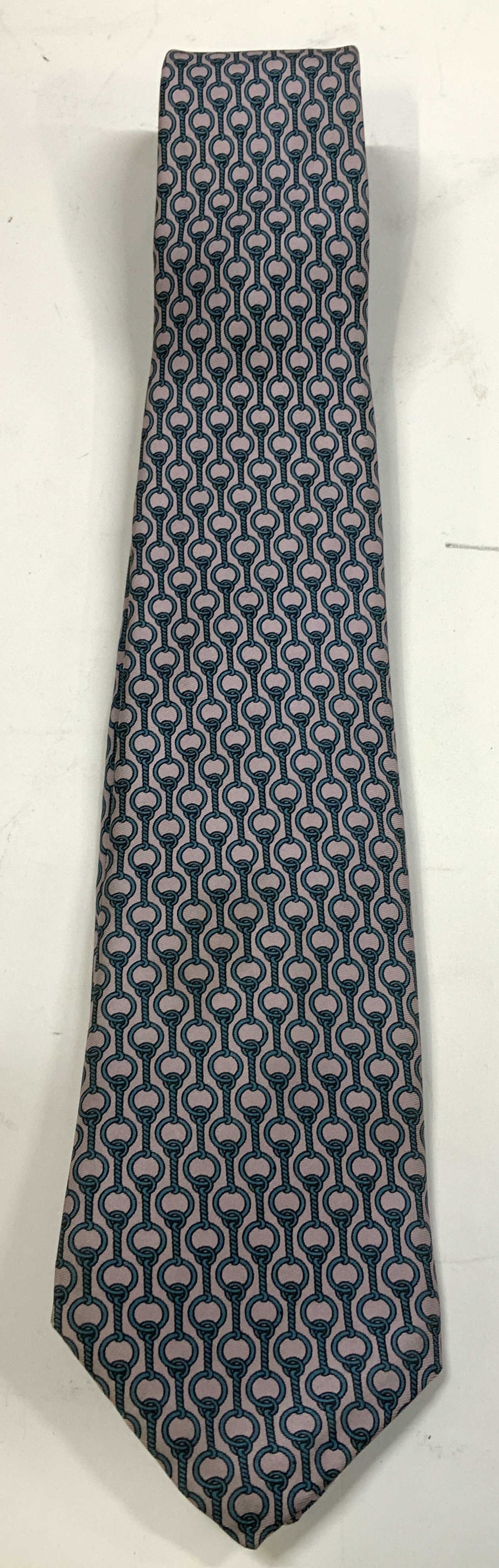 Vtg Designed By Walter Kelly Necktie: Vintage Designed By Walter Kelly necktie features a geometric pattern. Feels like synthetic material. Signed & marked. Reads, Designed by Walter Kelly. Surface wear consistent to age, use & exposure. 