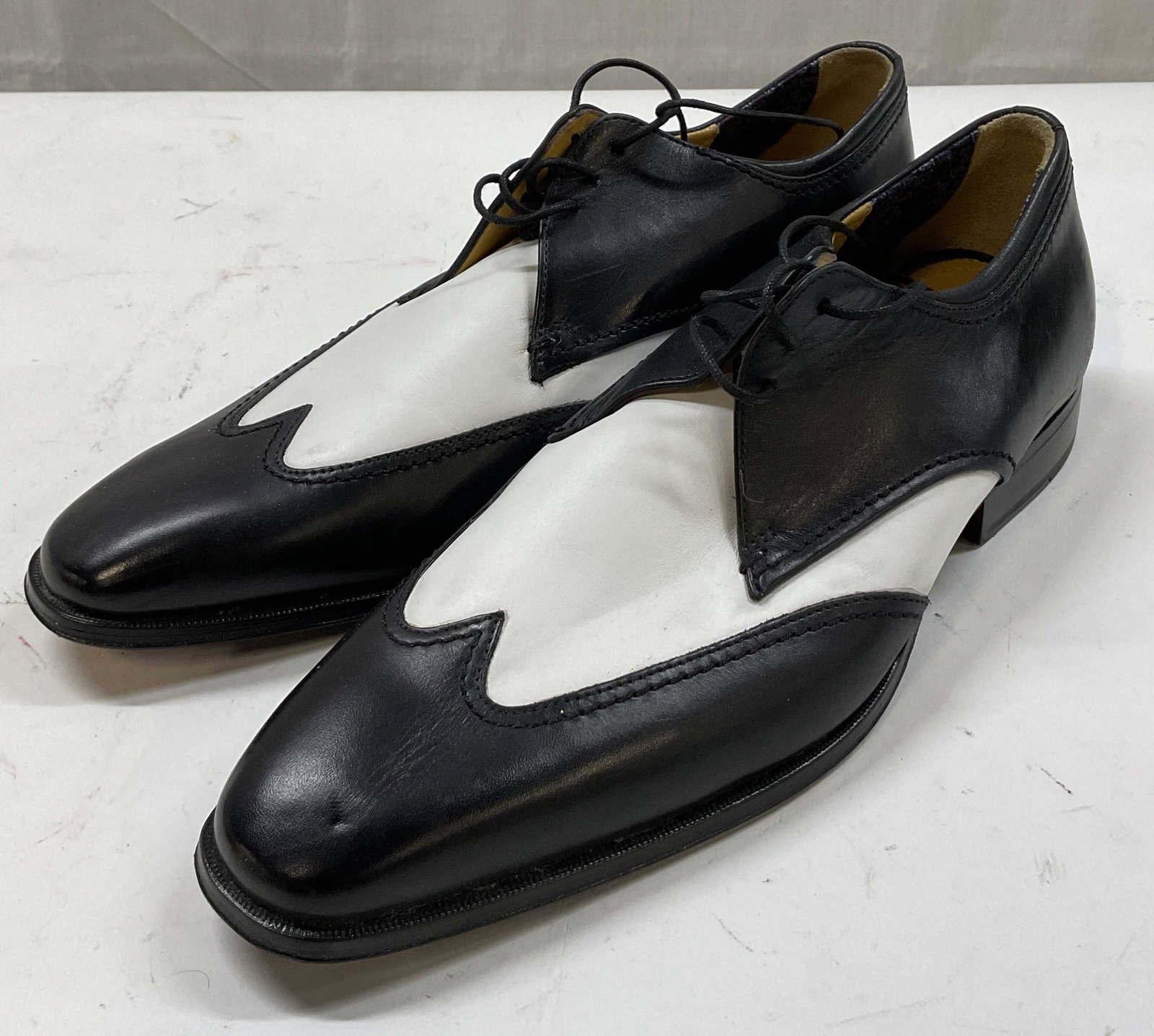 Florsheim Imperial Two Tone Dress Shoes India: Florsheim Imperial two tone leather dress shoes. Made in India. Size 8.5. Leather material. Heeled shoe. Laces and stitching. Black and white two tone geometric design. Some wear. Dress shoes, Florshe